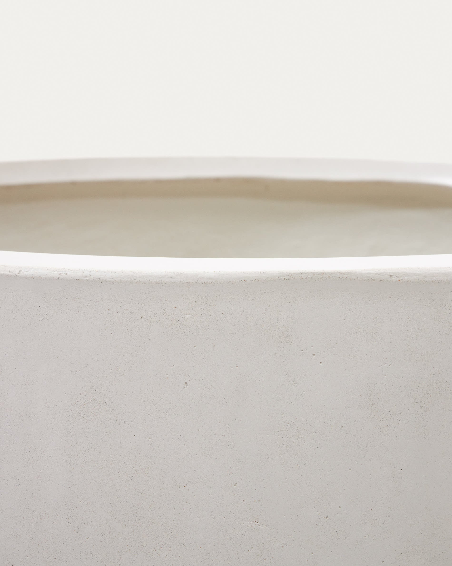 Eleganter Aiguablava Blumentopf aus langlebigem weissem Zement, Ø 75 cm – perfekt für stilvolle Akzente drinnen und draussen.