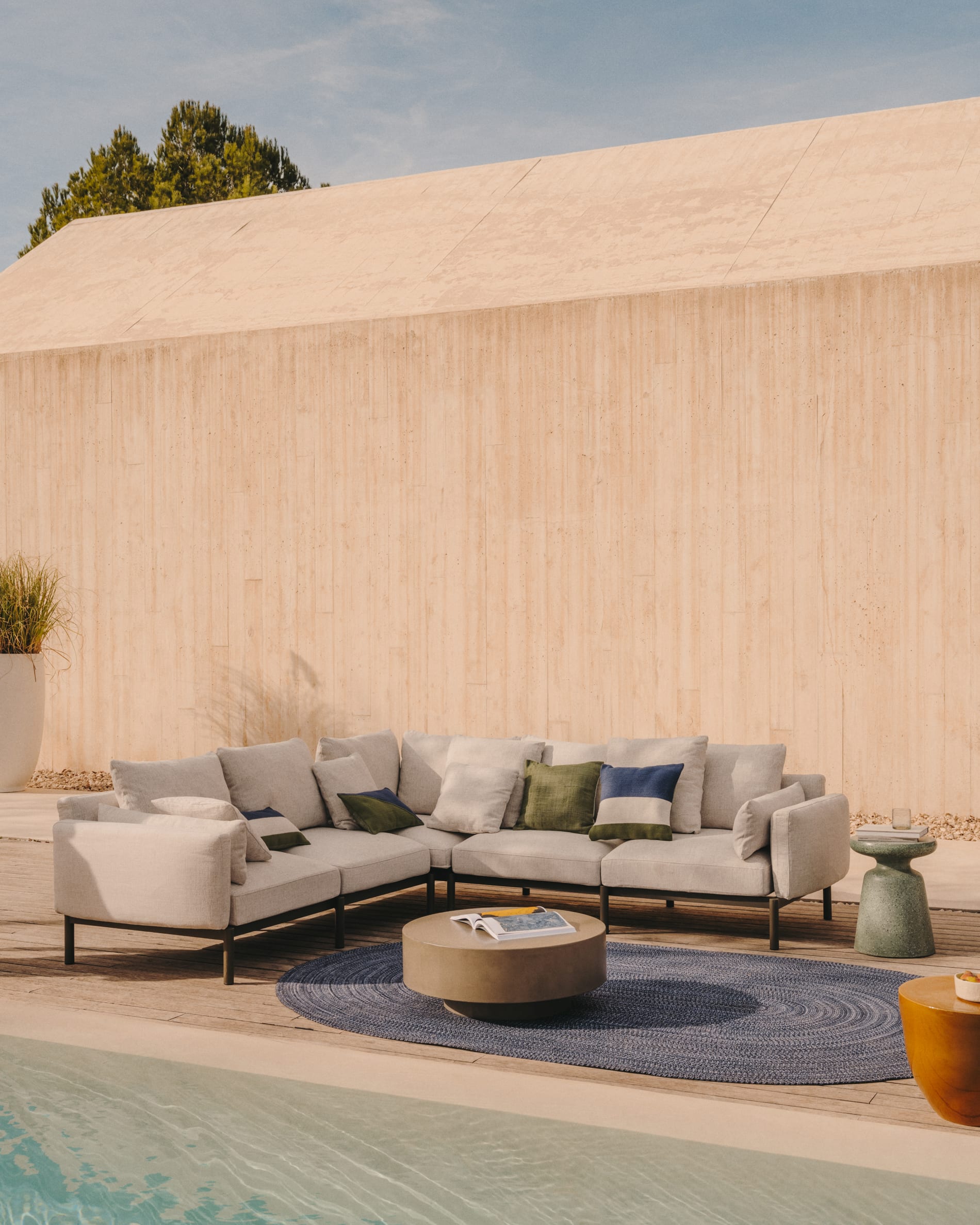 Moderner Aiguablava Blumentopf aus weissem Zement, Ø 75 cm, von Kave Home – ideal für stilvolle Pflanzendekoration.