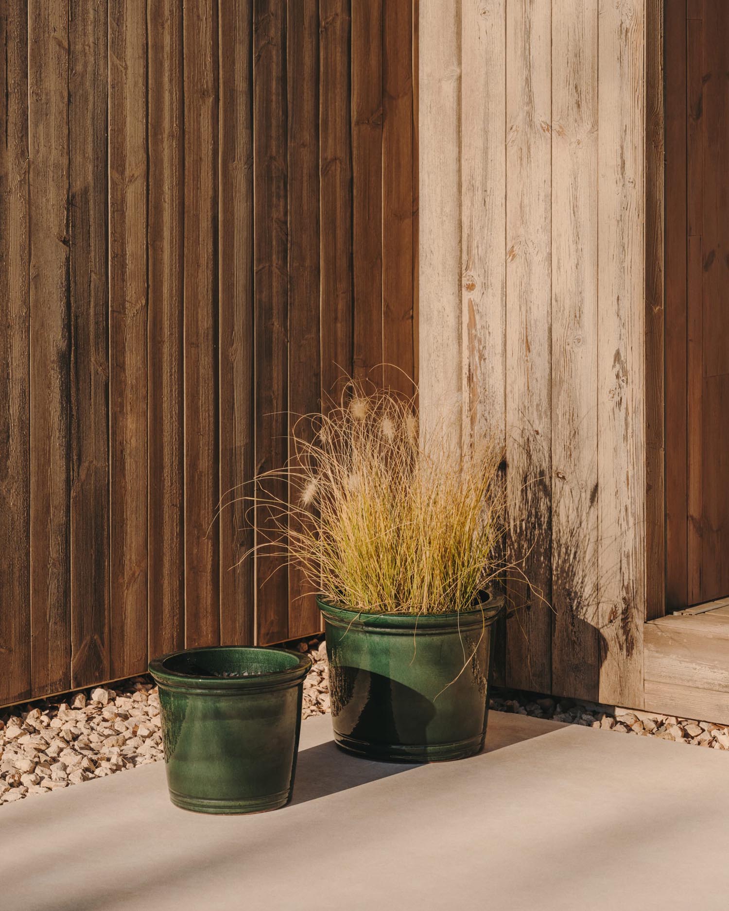 Elegante Keramik-Blumentöpfe mit grüner Glasur, ideal für drinnen und draussen. Set aus zwei Grössen: Ø 37 cm und Ø 47 cm.