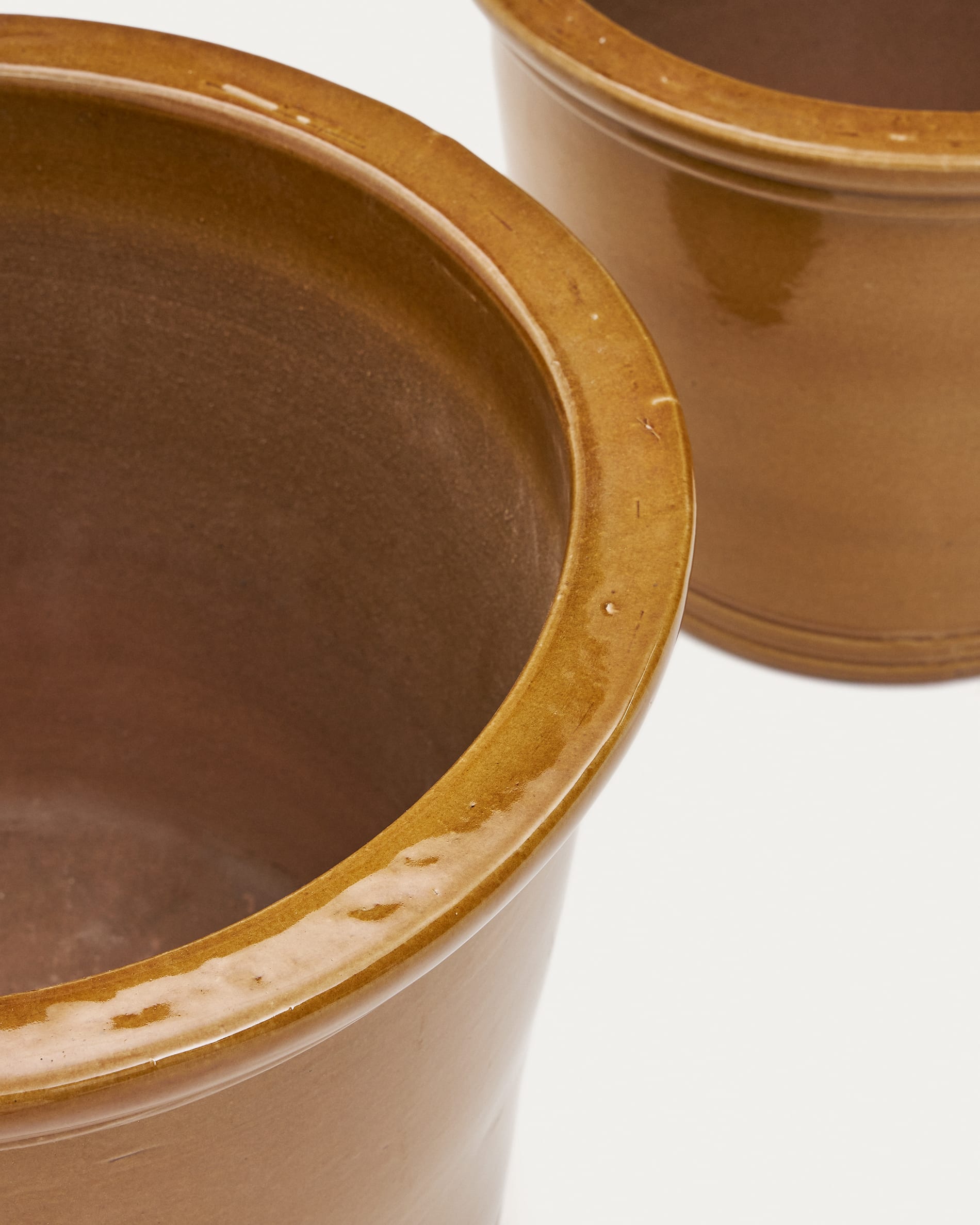 Das Presili Set von Kave Home umfasst zwei elegante Keramik-Blumentöpfe mit senffarbener Glasur, perfekt für stilvolle Raumgestaltung.