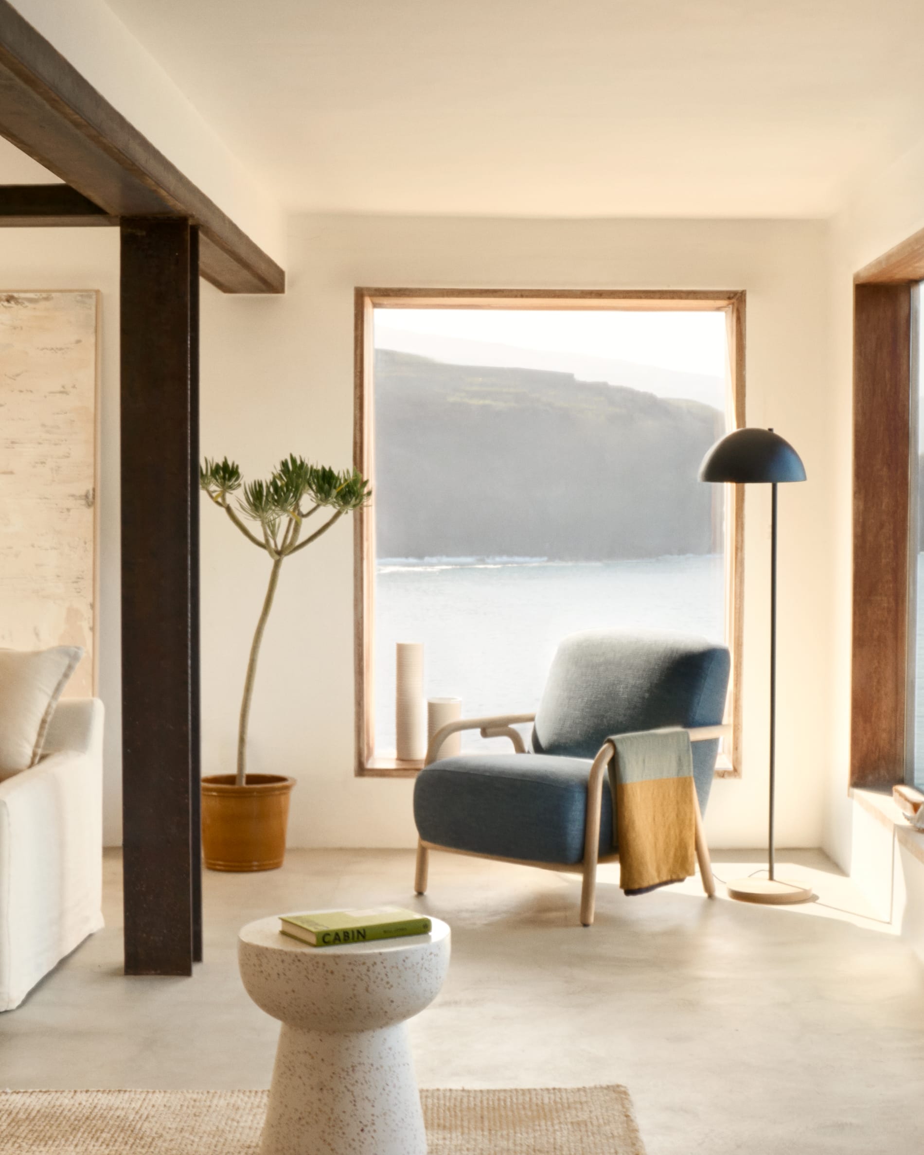 Das Presili Set von Kave Home umfasst zwei elegante Keramik-Blumentöpfe mit senffarbener Glasur, perfekt für stilvolle Raumgestaltung.