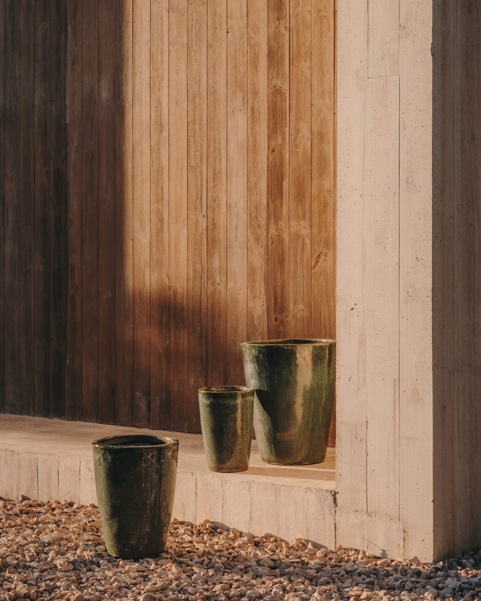 Elegante Terrakotta-Töpfe mit blauer Glasur, ideal für drinnen und draussen, in drei Grössen für vielseitige Pflanzenpräsentation.