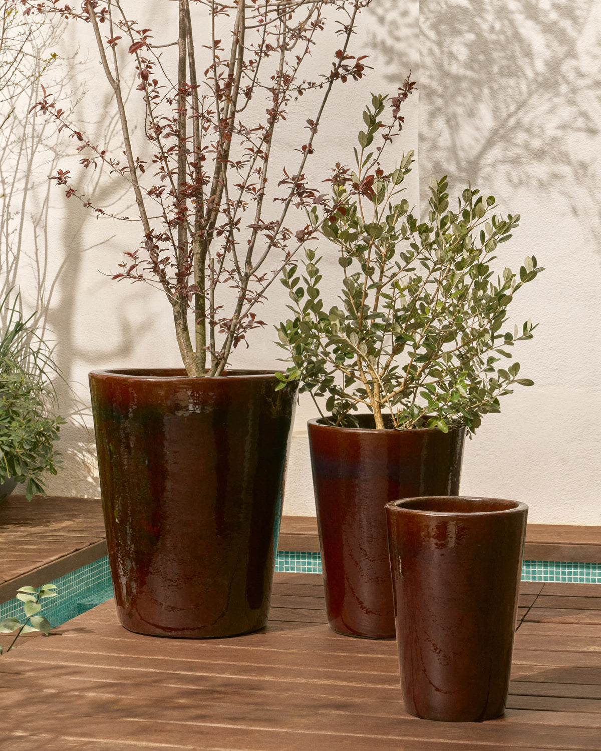 Rotja 3er Set Blumentöpfe aus Terrakotta mit granatrotem Glasurfinish Ø 26 / 35 / 47 cm in präsentiert im Onlineshop von KAQTU Design AG. Pflanzentopf Outdoor ist von Kave Home