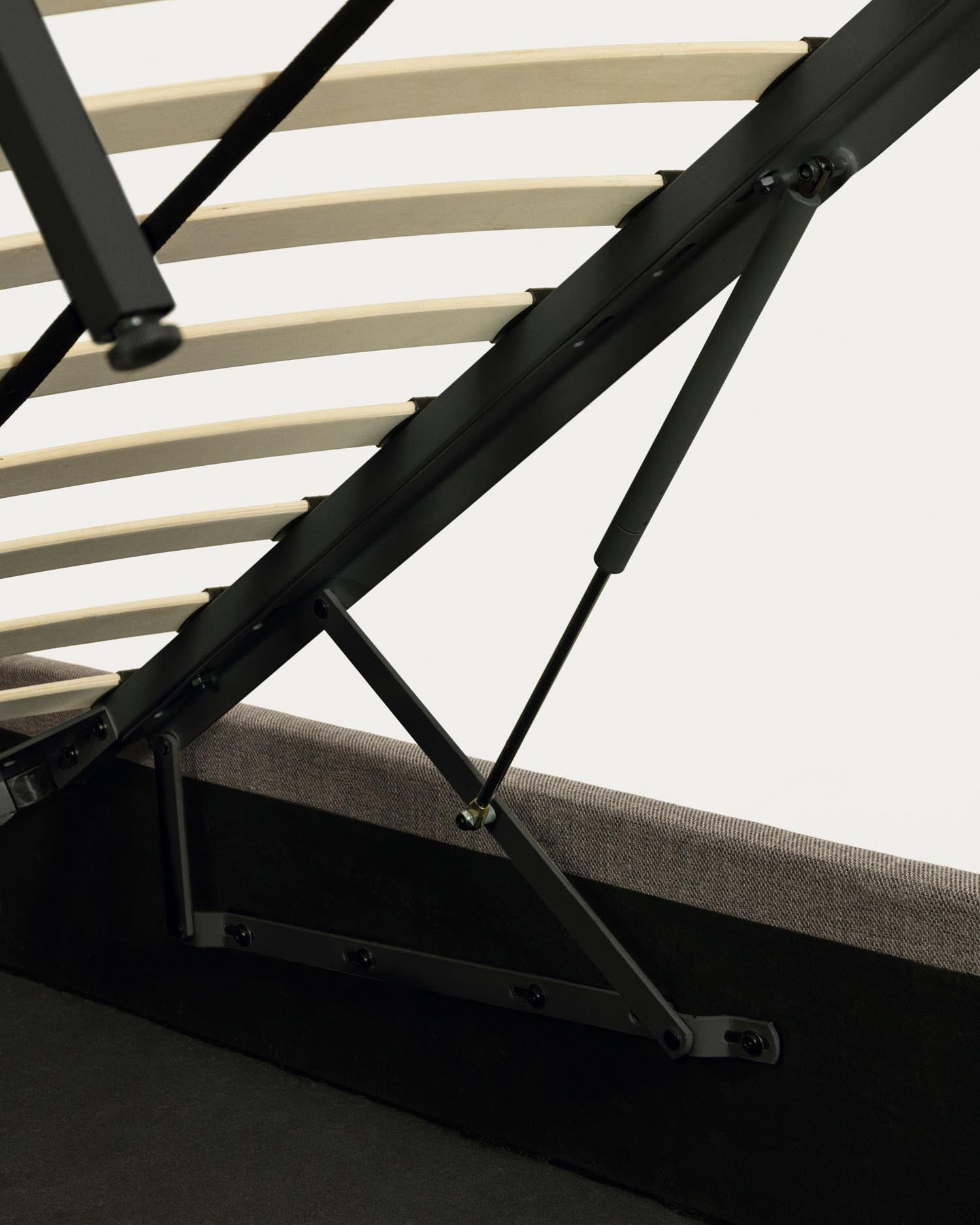 Stylisches Nahiri Bett in Grau mit cleverem Stauraum. Perfekt für 160x200 cm Matratzen, vereint Funktionalität und modernes Design.