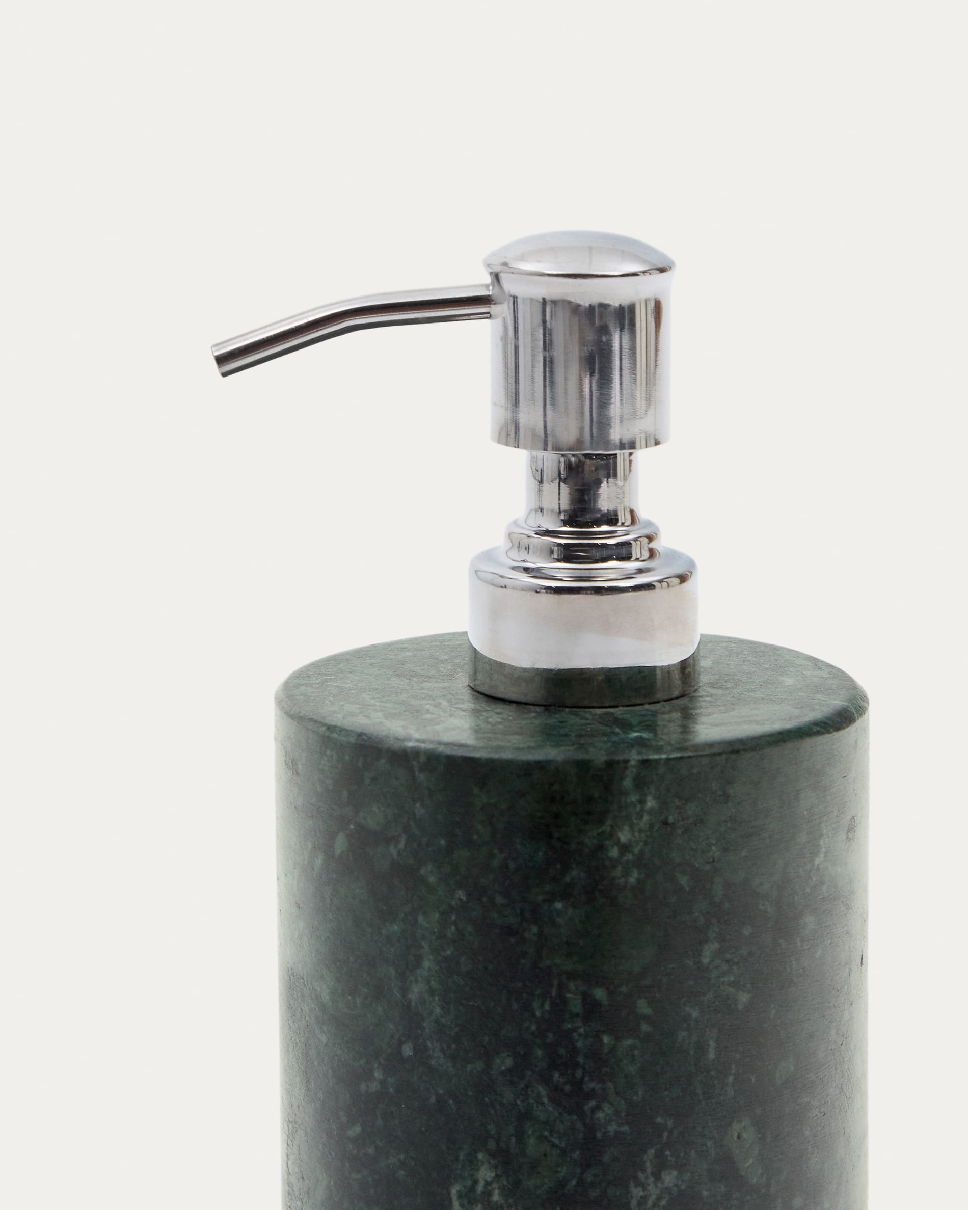 Seifenspender Elenei aus grünem Marmor in Grün präsentiert im Onlineshop von KAQTU Design AG. Badzubehör ist von Kave Home