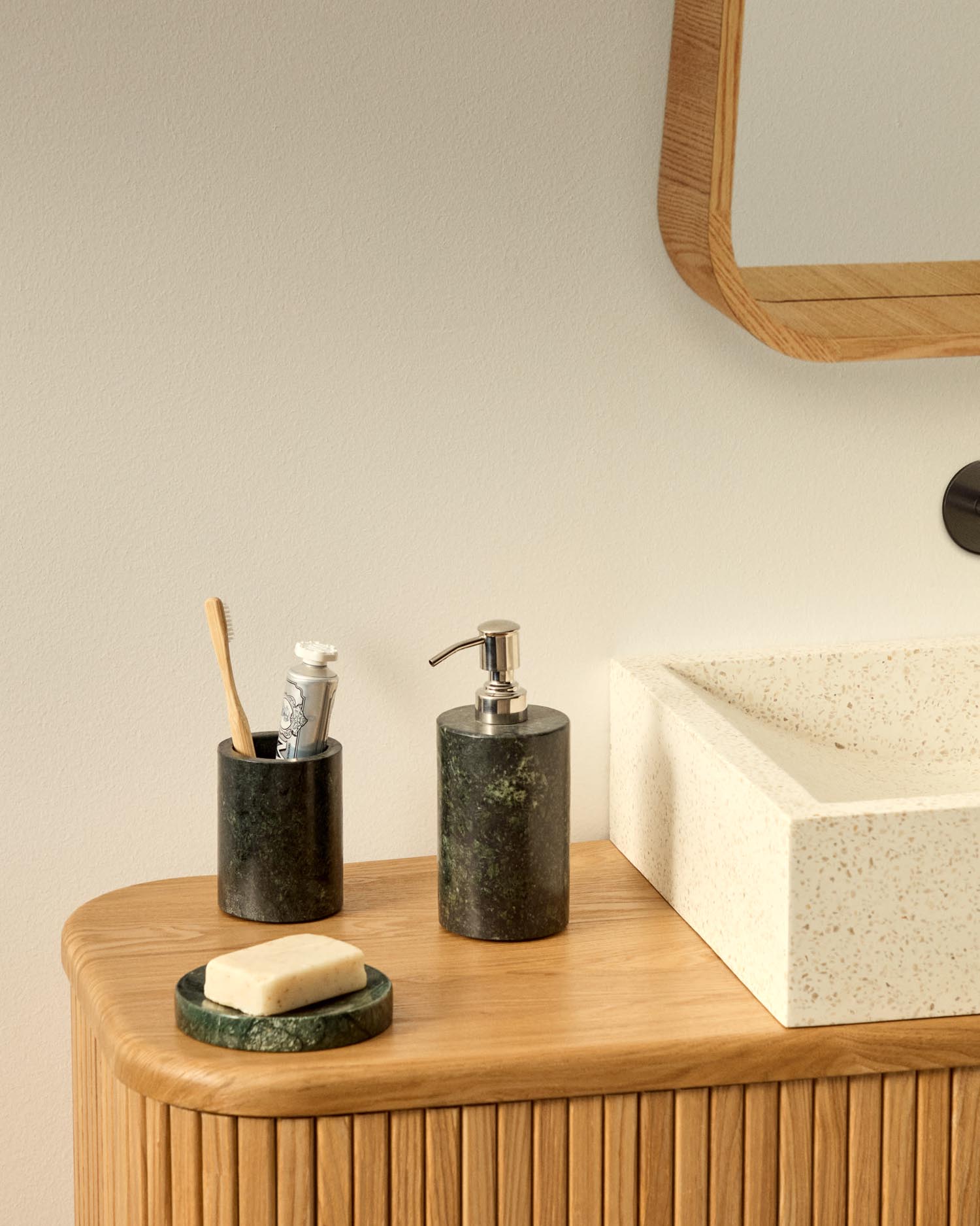 Seifenspender Elenei aus grünem Marmor in Grün präsentiert im Onlineshop von KAQTU Design AG. Badzubehör ist von Kave Home