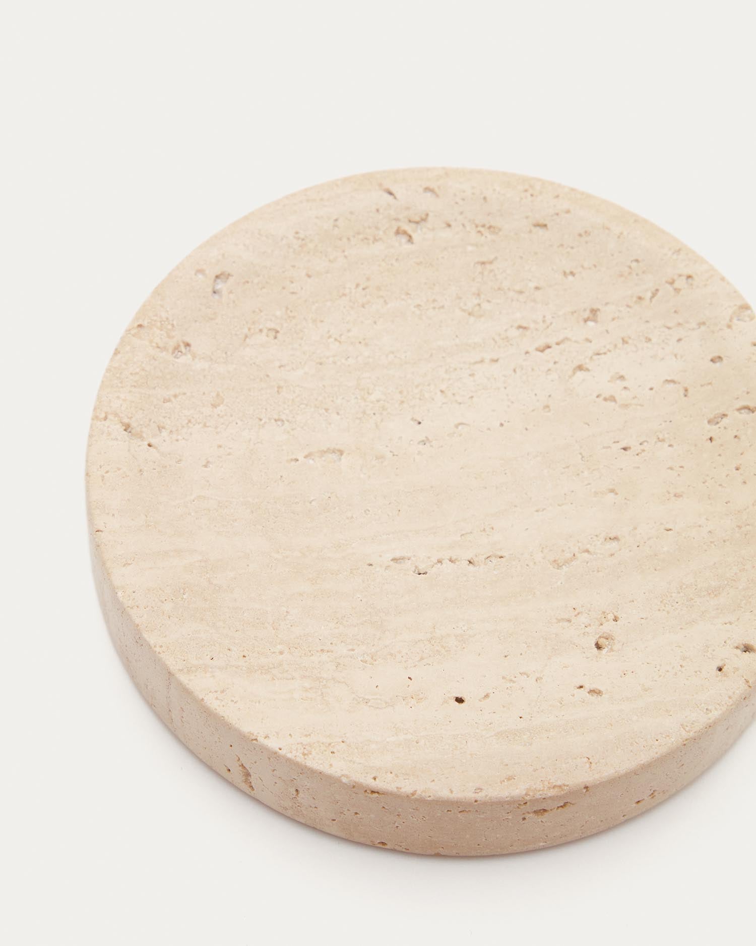 Macre Seifenschale aus Travertin in Beige in Beige präsentiert im Onlineshop von KAQTU Design AG. Badzubehör ist von Kave Home