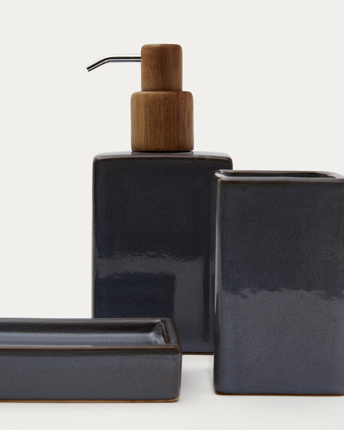 Silvet Seifenschale aus grauem Steingut in Blau präsentiert im Onlineshop von KAQTU Design AG. Seifenspender ist von Kave Home