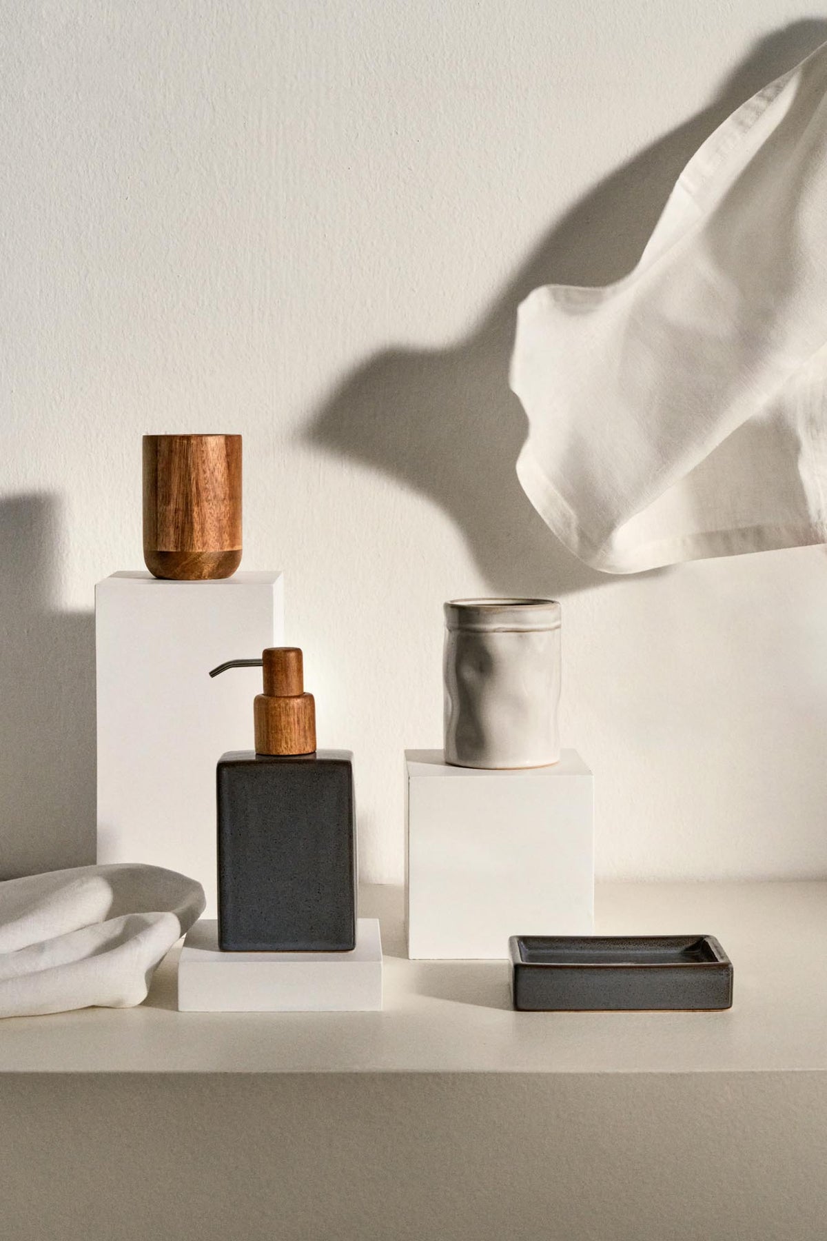 Silvet Seifenschale aus grauem Steingut in Blau präsentiert im Onlineshop von KAQTU Design AG. Seifenspender ist von Kave Home