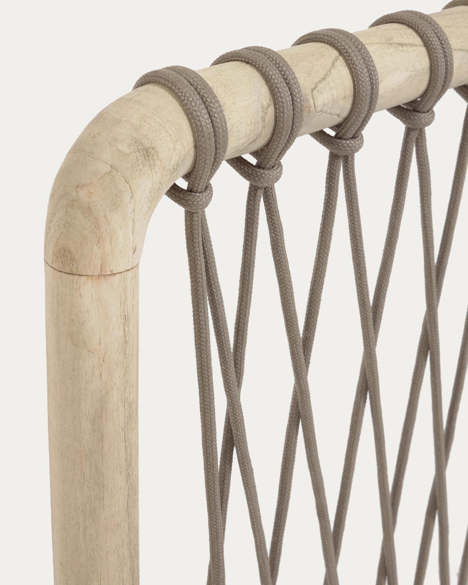 Stilvolles Aberash Kopfteil aus massivem Mindiholz und geflochtenem grauem Seil, ideal für 160 cm Betten. Perfekte Kombination aus Eleganz und Nachhaltigkeit.