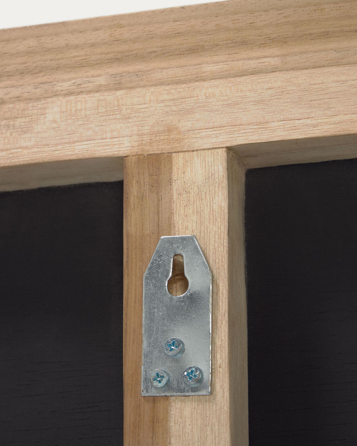 Stilvolles Natesa Kopfteil aus robustem Teakholz und edlem Leder, perfekt für 160 cm Betten. Schaffen Sie eine elegante Atmosphäre in Ihrem Schlafzimmer.