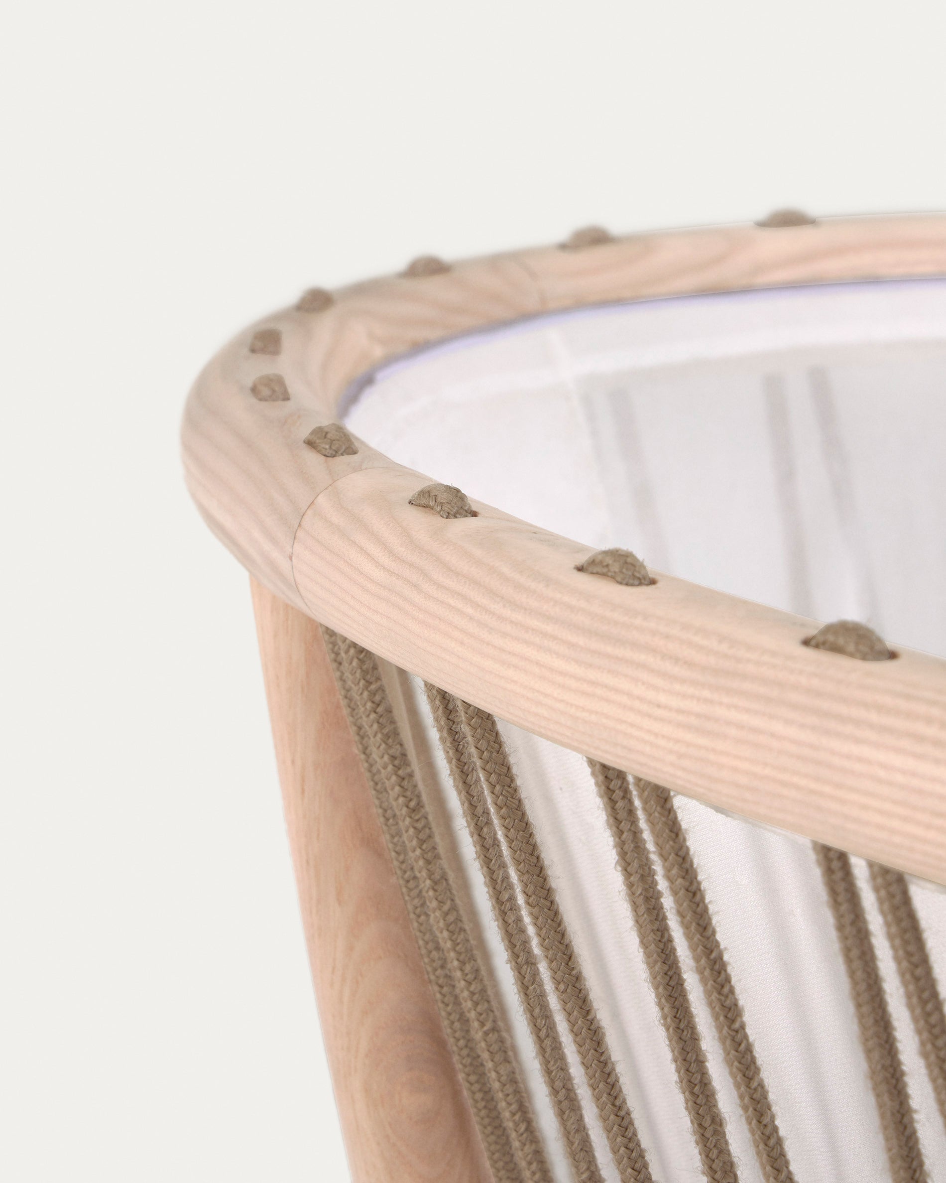 Leonela Stubenwagen Eschenholz 97 x 62 cm in Braun präsentiert im Onlineshop von KAQTU Design AG. Bett ist von Kave Home