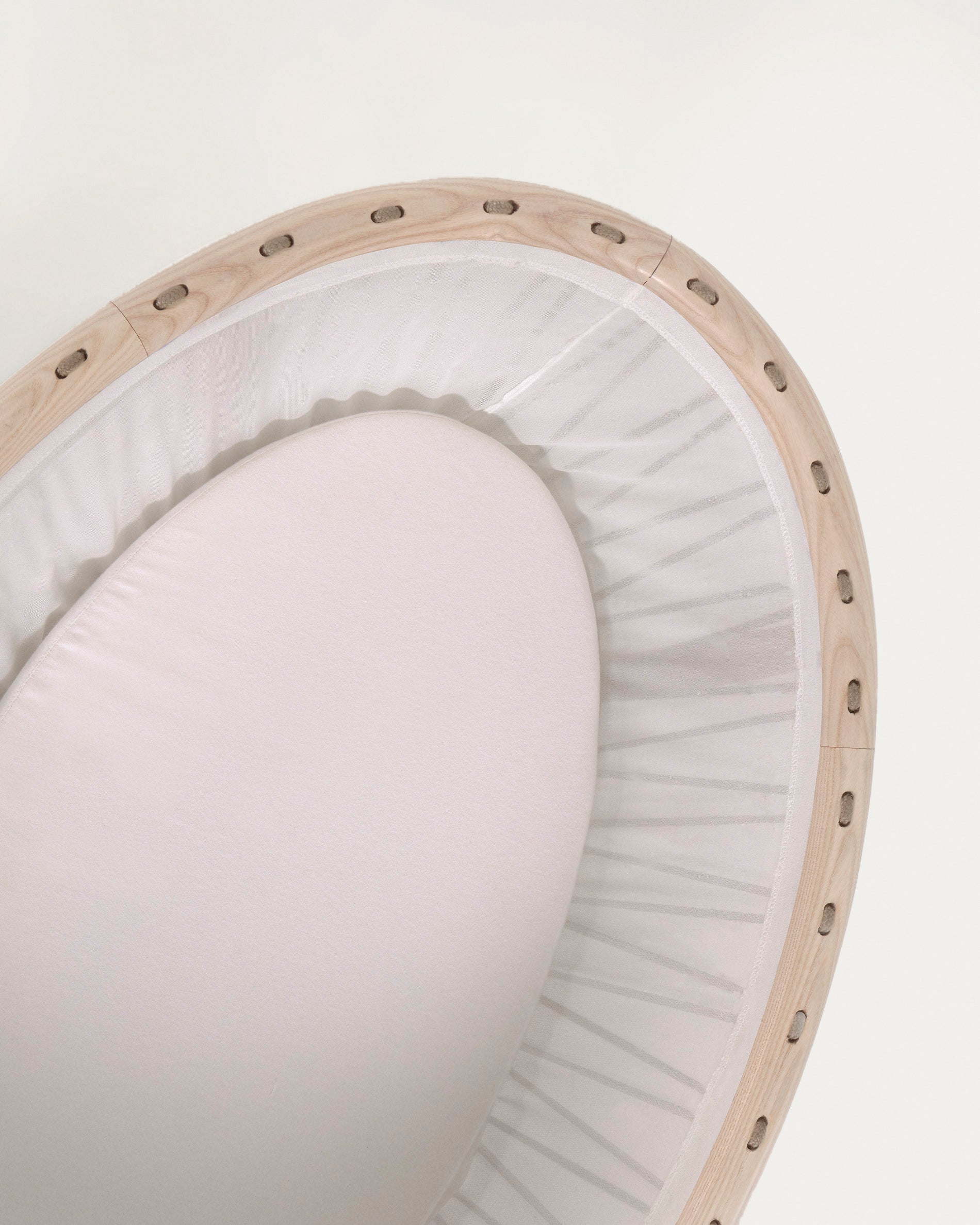 Leonela Stubenwagen Eschenholz 97 x 62 cm in Braun präsentiert im Onlineshop von KAQTU Design AG. Bett ist von Kave Home