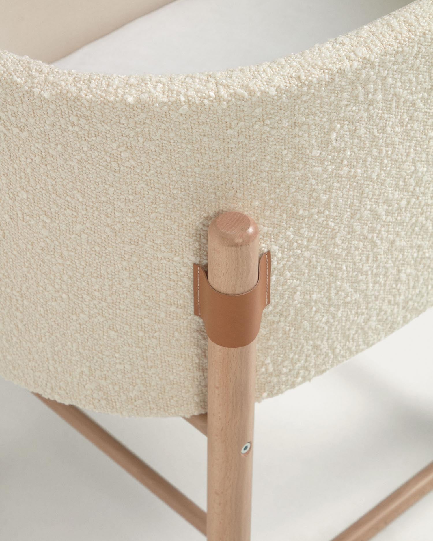 Kave Home's Adara Stubenwagen in Bouclé Weiss, 69 x 46 cm, vereint nachhaltiges Buchenholz mit elegantem Design für komfortable Babyträume.