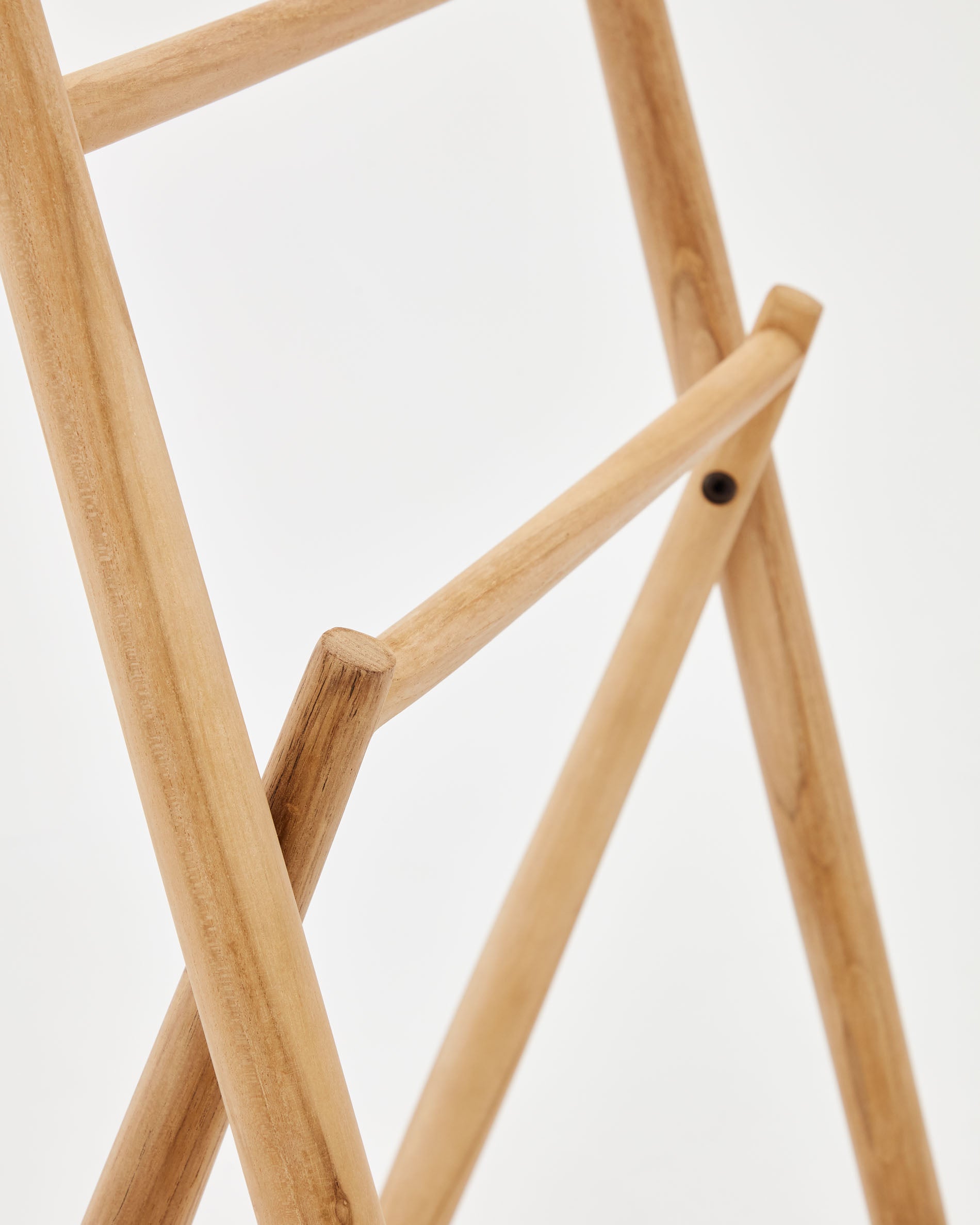 Eleganter Handtuchhalter aus robustem Teakholz, 50 x 95 cm, von Kave Home. Ideal für feuchte Räume und stilvolle Badezimmergestaltung.