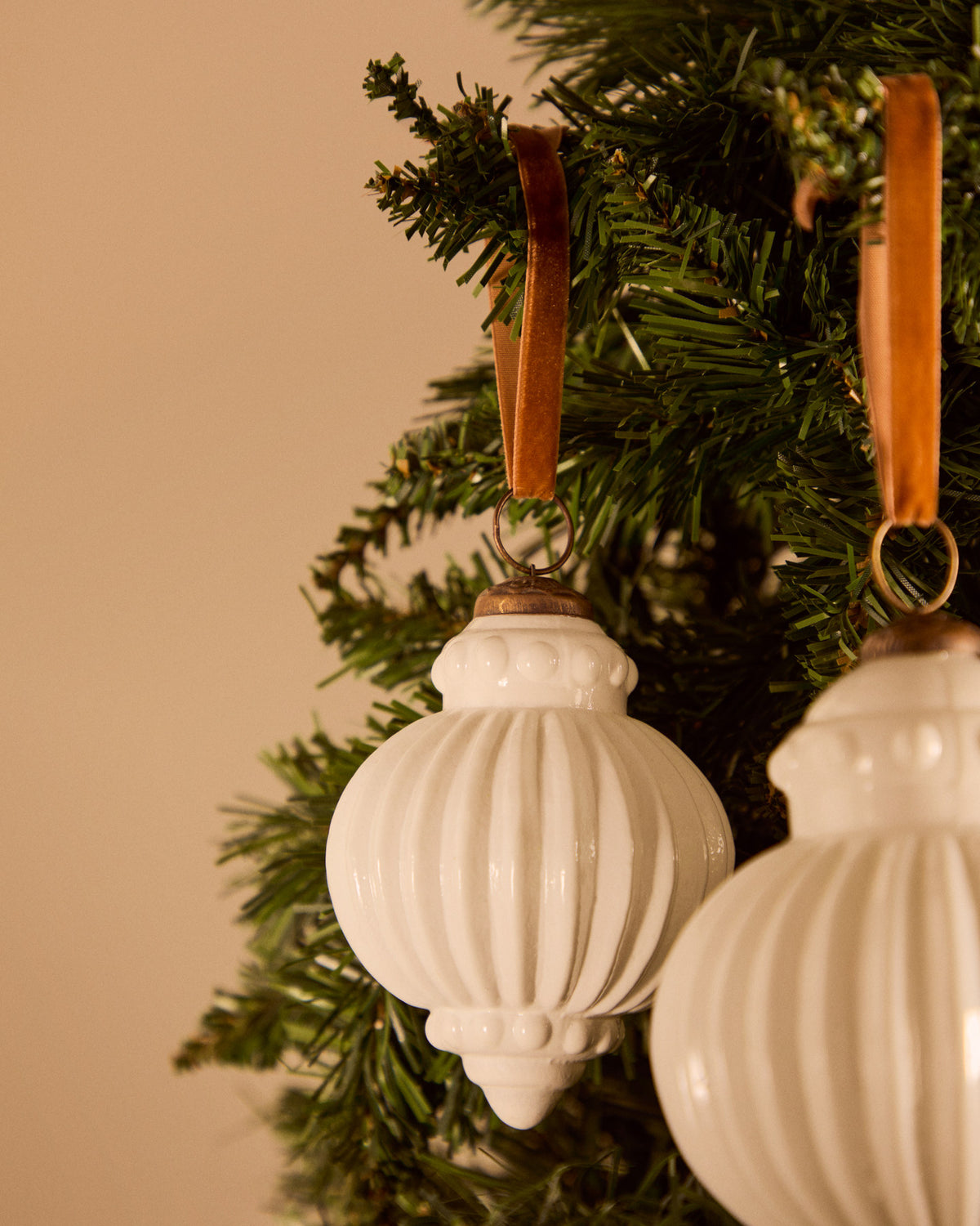 Set aus 2 Weihnachtskugeln Irlo aus recyceltem Glas weiss Ø 10 cm in Weiss präsentiert im Onlineshop von KAQTU Design AG. Weihnachtszubehör ist von Kave Home