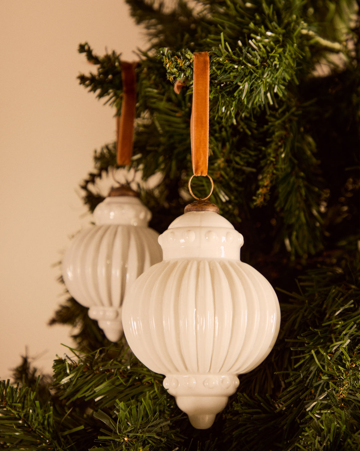 Set aus 2 Weihnachtskugeln Irlo aus recyceltem Glas weiss Ø 13 cm in Weiss präsentiert im Onlineshop von KAQTU Design AG. Weihnachtszubehör ist von Kave Home