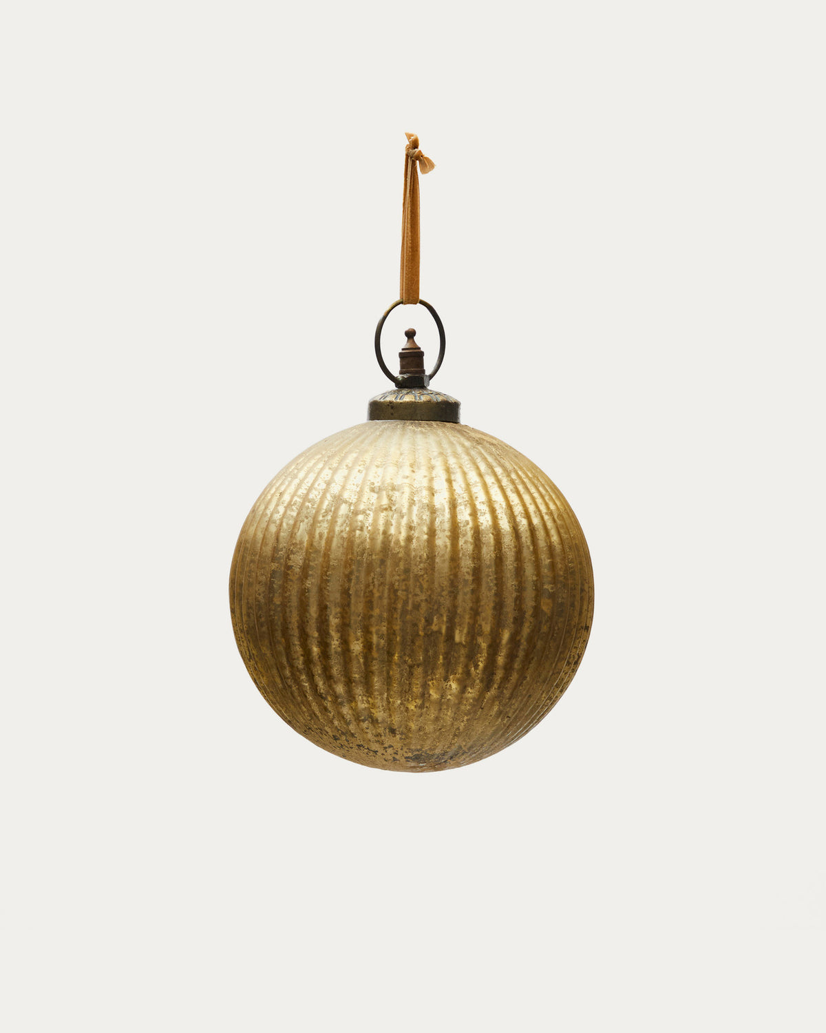 Weihnachtskugel Elur aus recyceltem Glas gold Ø 15 cm in Gold präsentiert im Onlineshop von KAQTU Design AG. Weihnachtszubehör ist von Kave Home