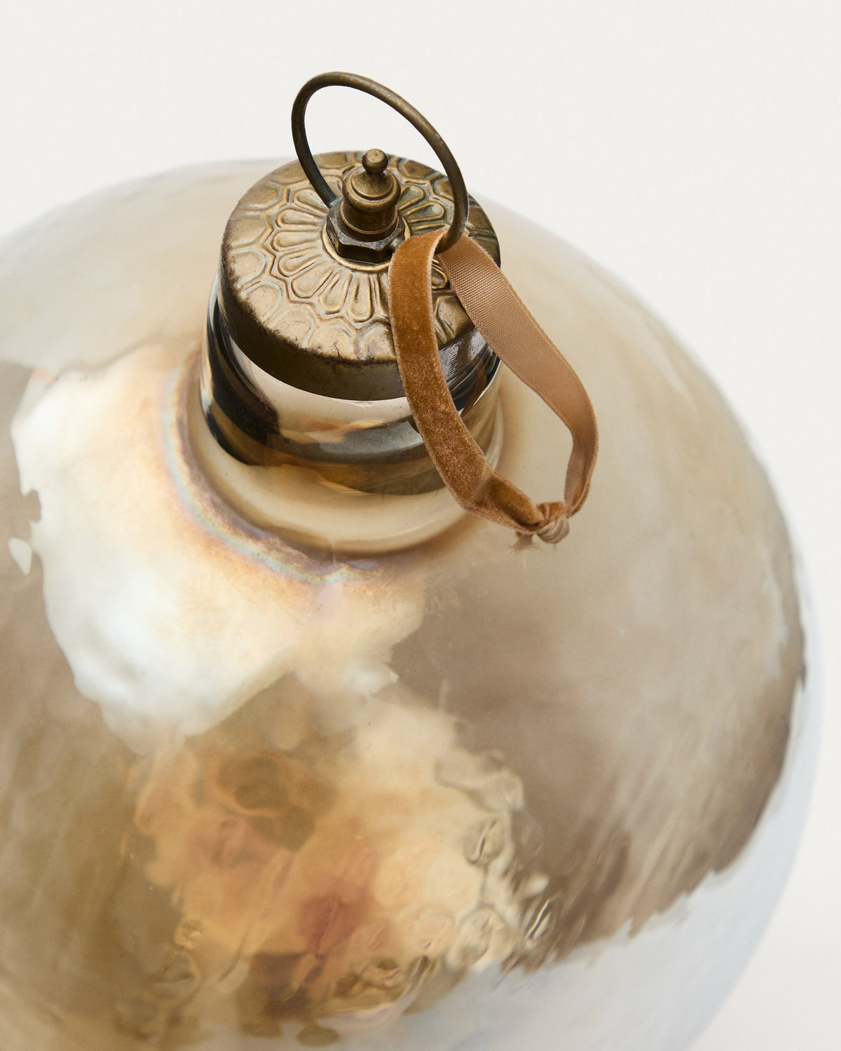 Weihnachtskugel Piril aus recyceltem Glas braun Ø 25 cm in Braun, Transparent präsentiert im Onlineshop von KAQTU Design AG. Weihnachtszubehör ist von Kave Home