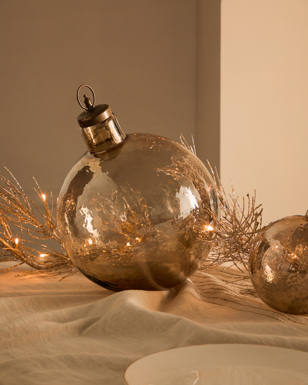 Weihnachtskugel Piril aus recyceltem Glas braun Ø 25 cm in Braun, Transparent präsentiert im Onlineshop von KAQTU Design AG. Weihnachtszubehör ist von Kave Home