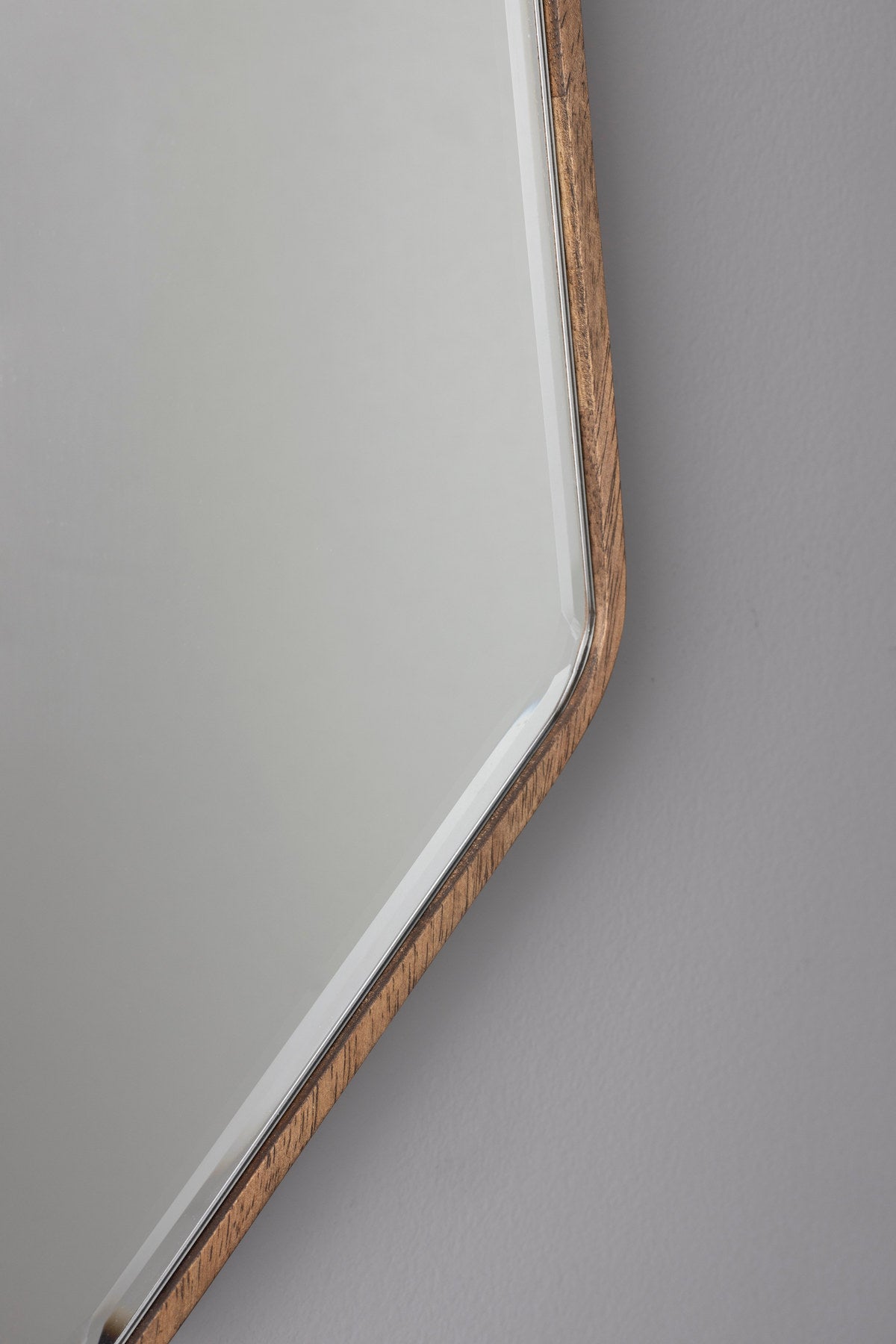 Basil Mirror in Braun präsentiert im Onlineshop von KAQTU Design AG. Wandspiegel ist von Dutchbone
