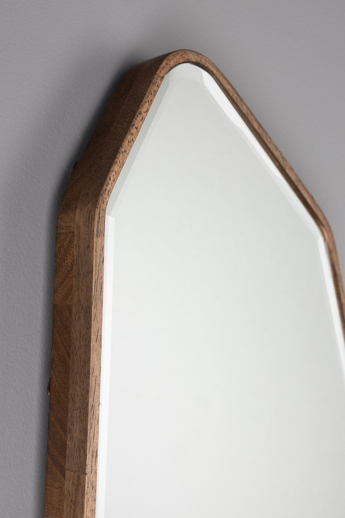 Basil Mirror in Braun präsentiert im Onlineshop von KAQTU Design AG. Wandspiegel ist von Dutchbone