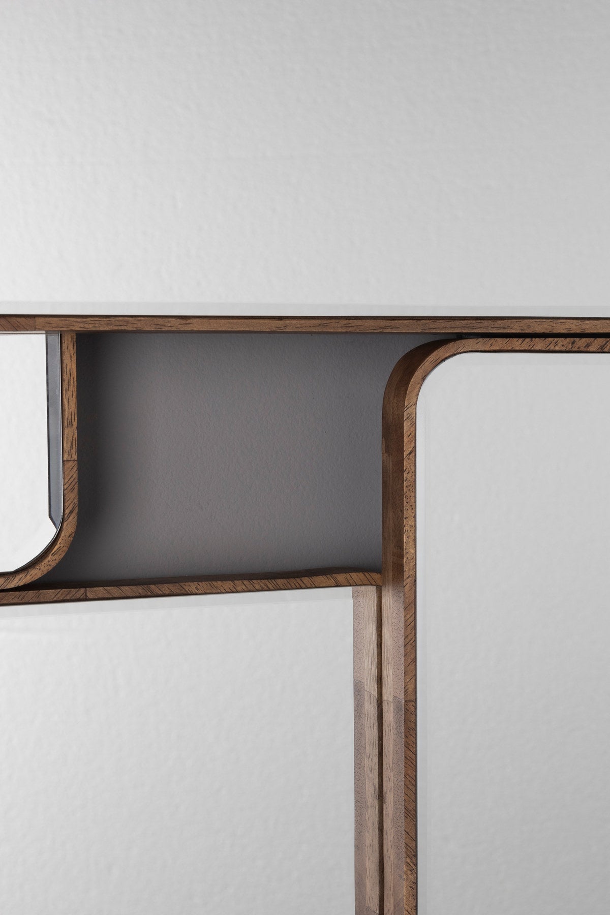 Cordelia Mirror in Braun präsentiert im Onlineshop von KAQTU Design AG. Wandspiegel ist von Dutchbone