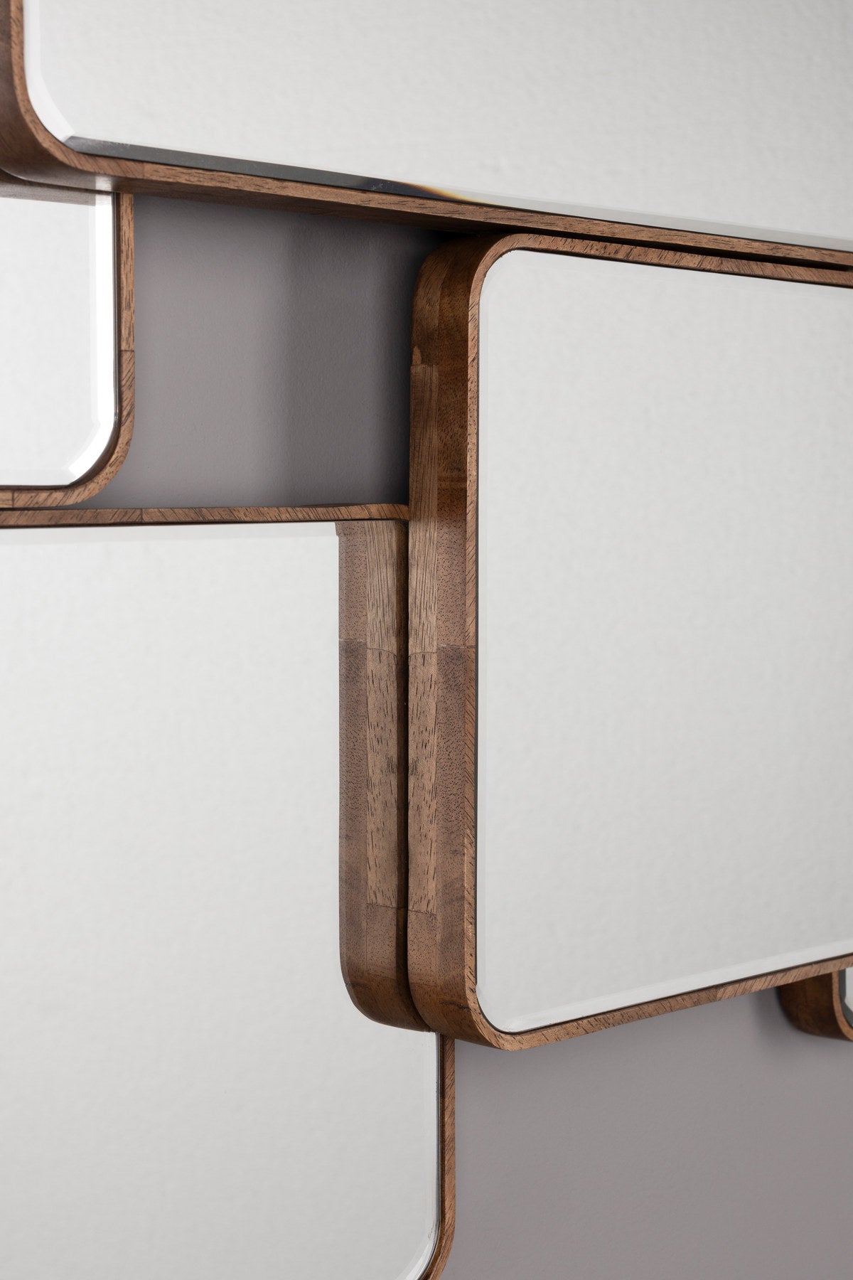 Cordelia Mirror in Braun präsentiert im Onlineshop von KAQTU Design AG. Wandspiegel ist von Dutchbone