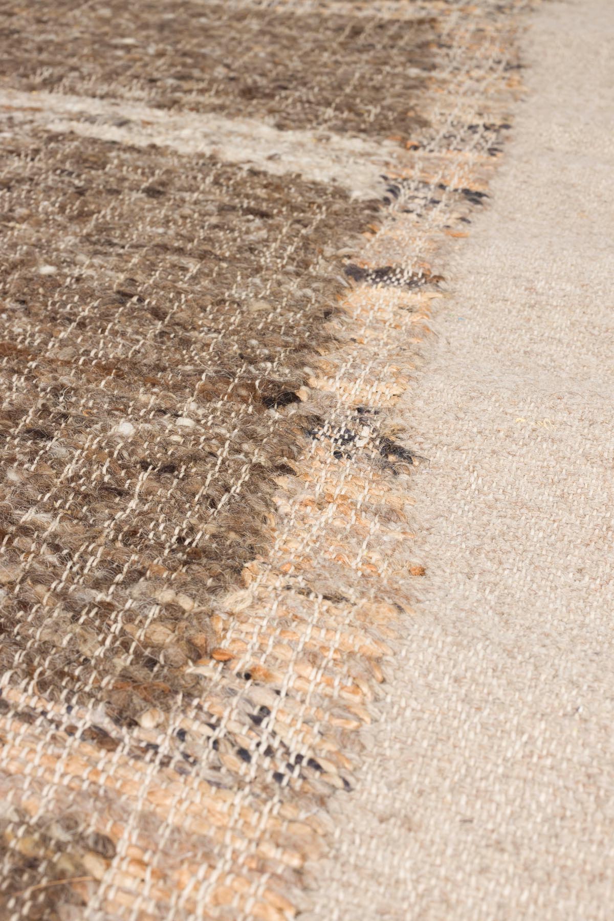 Briton Teppich 200x300 in Beige präsentiert im Onlineshop von KAQTU Design AG. Teppich ist von Dutchbone