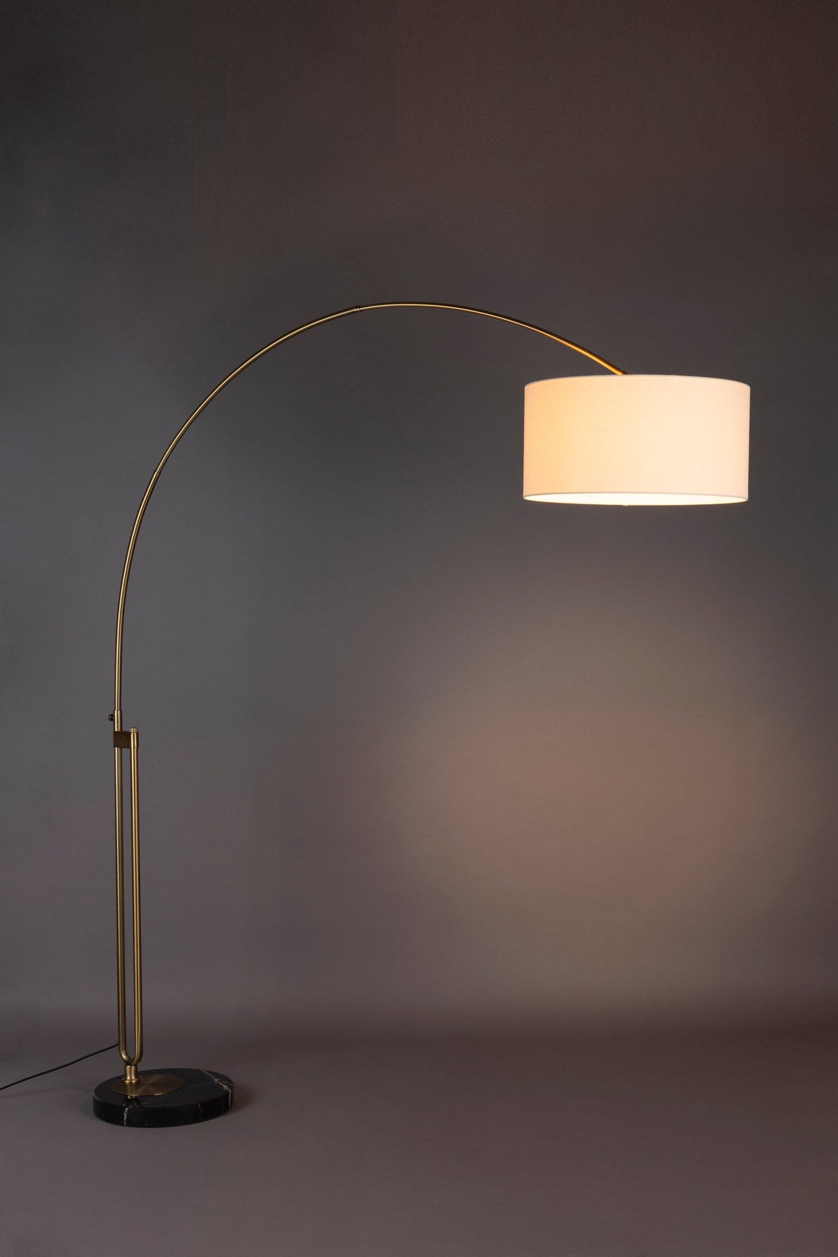 Archie Stehleuchte in Gold präsentiert im Onlineshop von KAQTU Design AG. Stehleuchte ist von Dutchbone