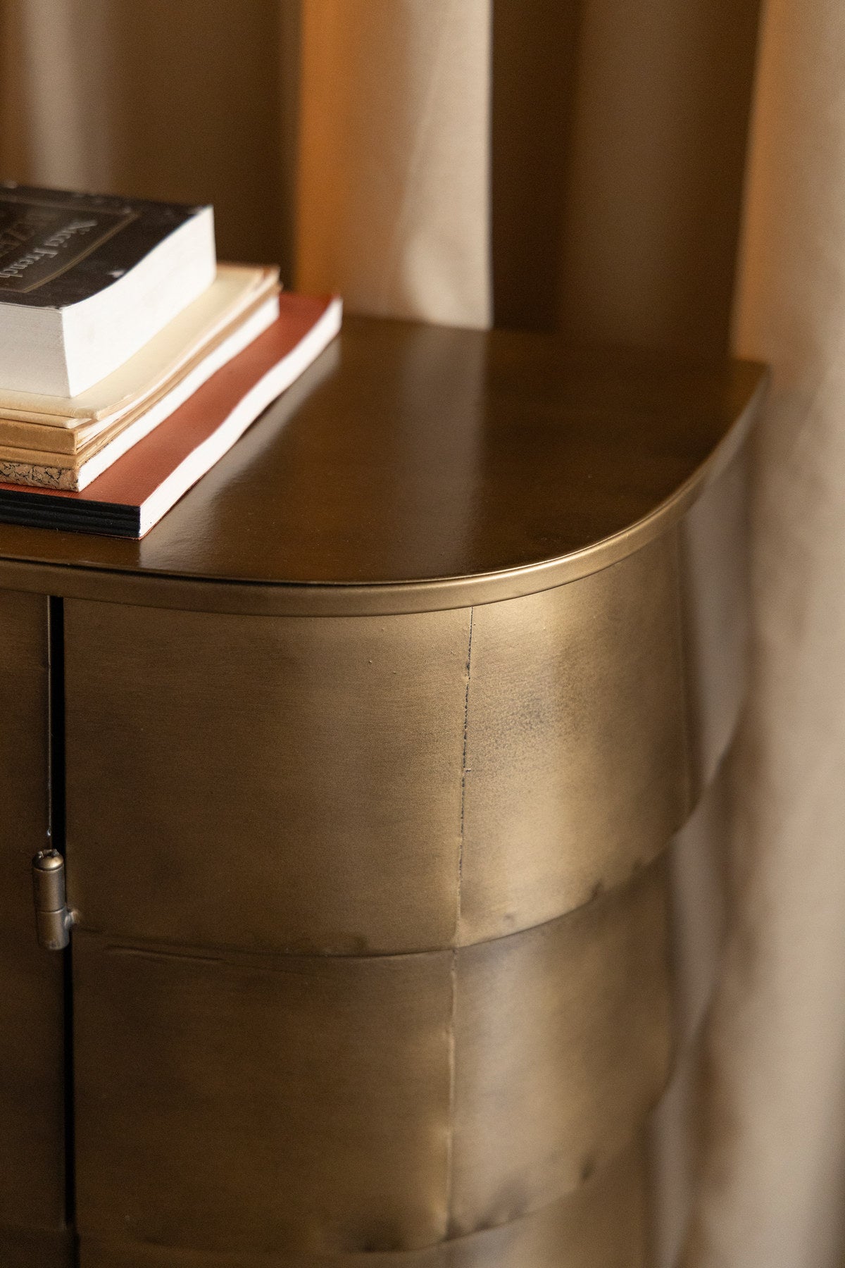 Hanna Sideboard in Gold präsentiert im Onlineshop von KAQTU Design AG. Sideboard ist von Dutchbone