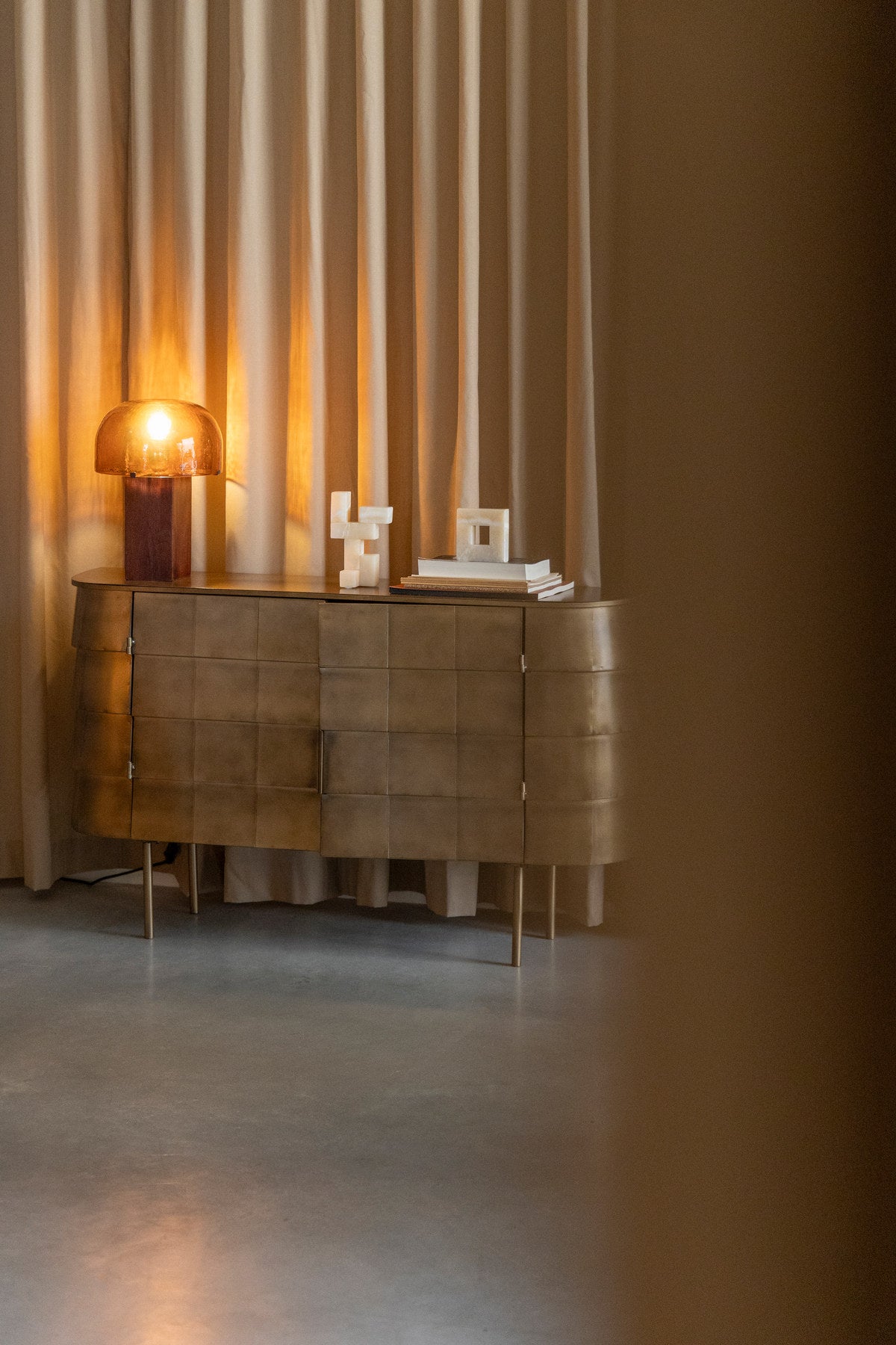 Hanna Sideboard in Gold präsentiert im Onlineshop von KAQTU Design AG. Sideboard ist von Dutchbone