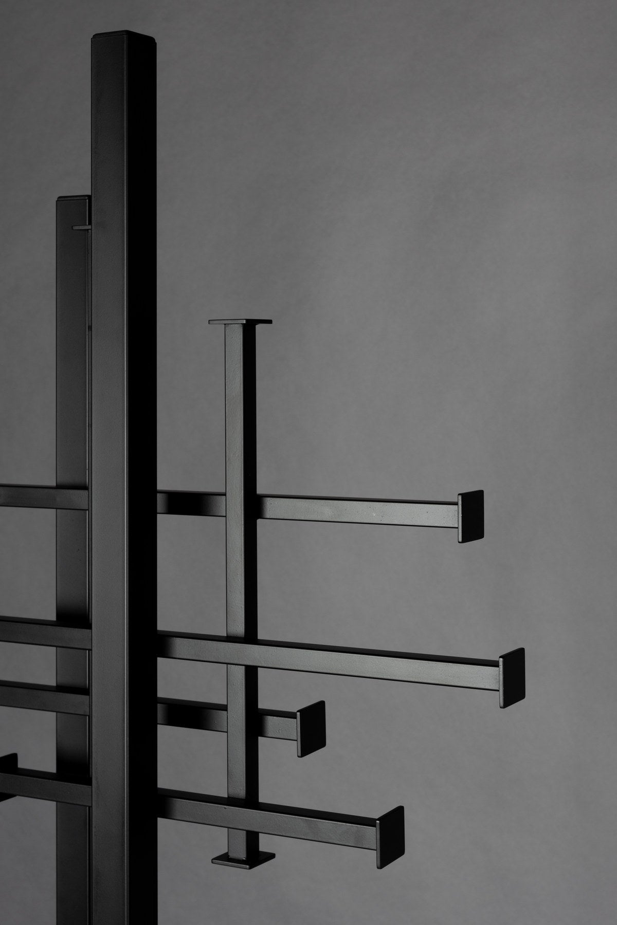 Rumex Garderobenständer in Schwarz präsentiert im Onlineshop von KAQTU Design AG. Kleiderständer ist von Dutchbone