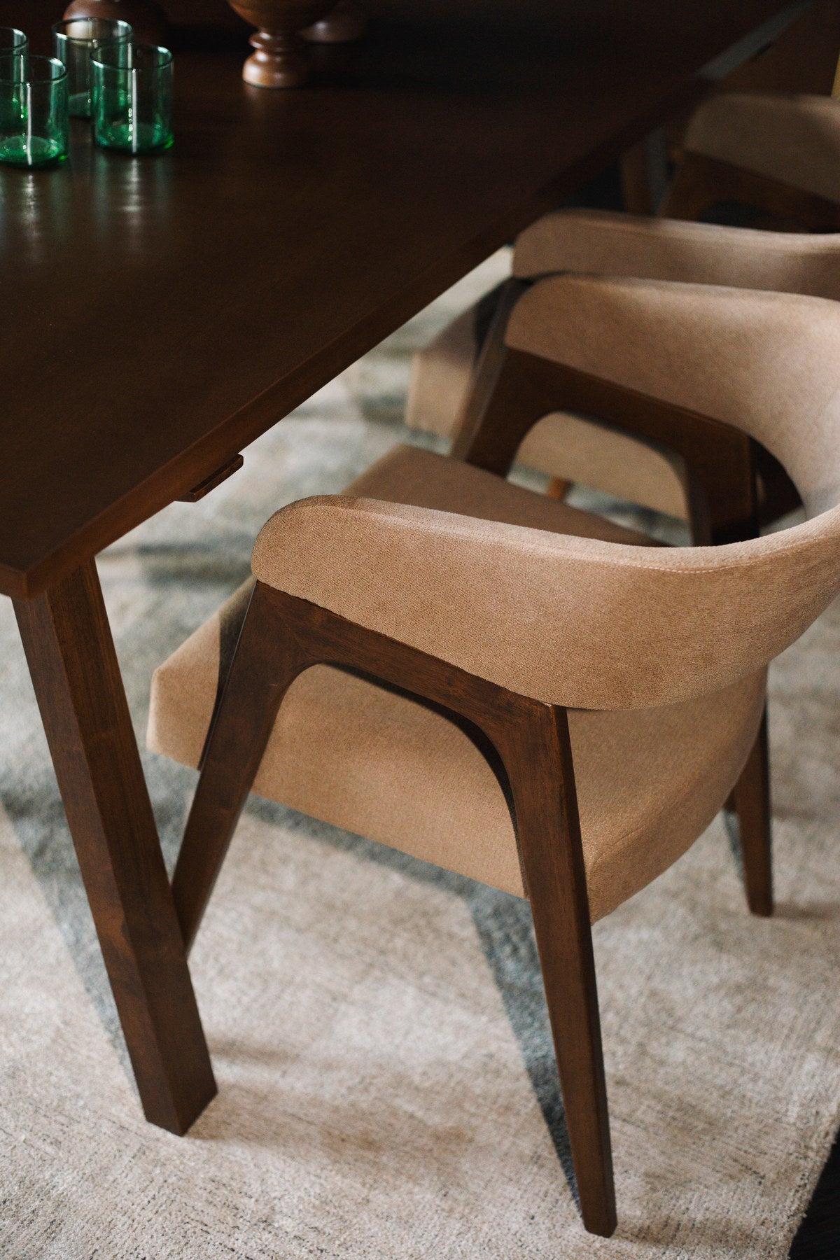 Adamello Stuhl in Beige präsentiert im Onlineshop von KAQTU Design AG. Stuhl mit Armlehne ist von Dutchbone