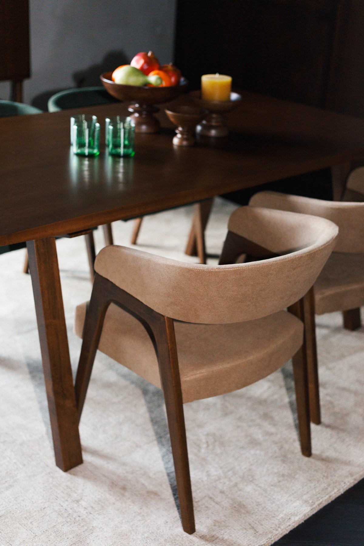 Adamello Stuhl in Beige präsentiert im Onlineshop von KAQTU Design AG. Stuhl mit Armlehne ist von Dutchbone