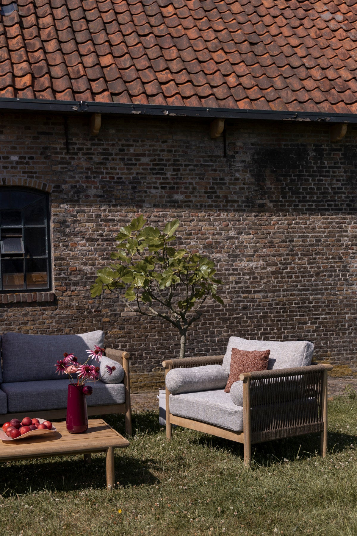 Outdoor Lounge Chair Oasis in Beige präsentiert im Onlineshop von KAQTU Design AG. Outdoor-Sessel mit Armlehnen ist von Dutchbone