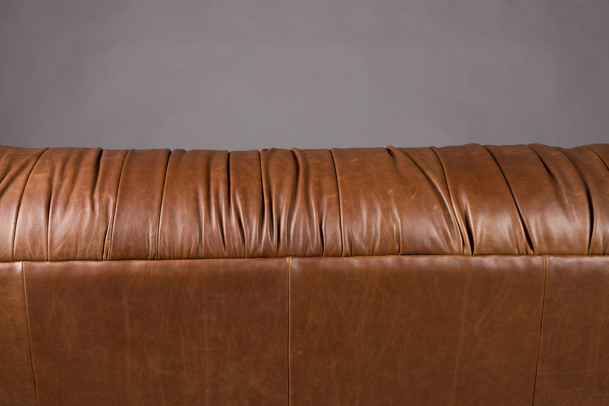 Sofa Douglas in Schokolade präsentiert im Onlineshop von KAQTU Design AG. 2er Sofa ist von Dutchbone