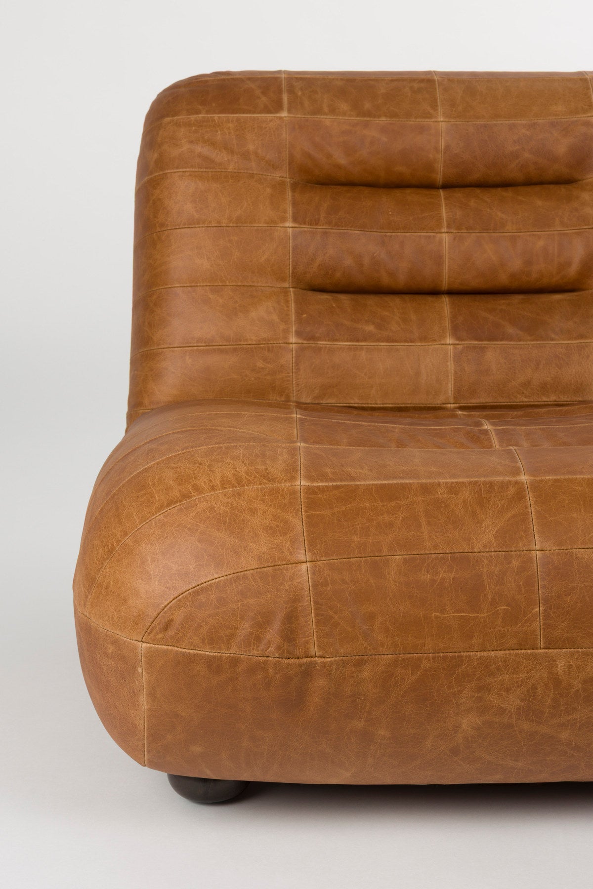 Loungesessel Wyatt in Cognac präsentiert im Onlineshop von KAQTU Design AG. Sessel ist von Dutchbone