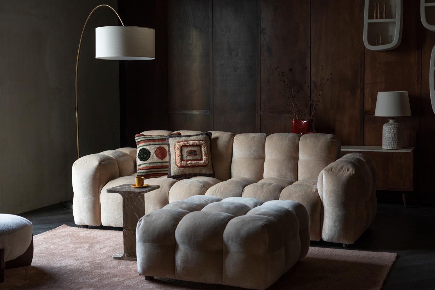 Das Dutchbone Hackman 3-Sitzer Sofa kombiniert Retro-Chic mit modernem Komfort. Luxuriöses Velours und modulare Anpassung für jeden Stil.