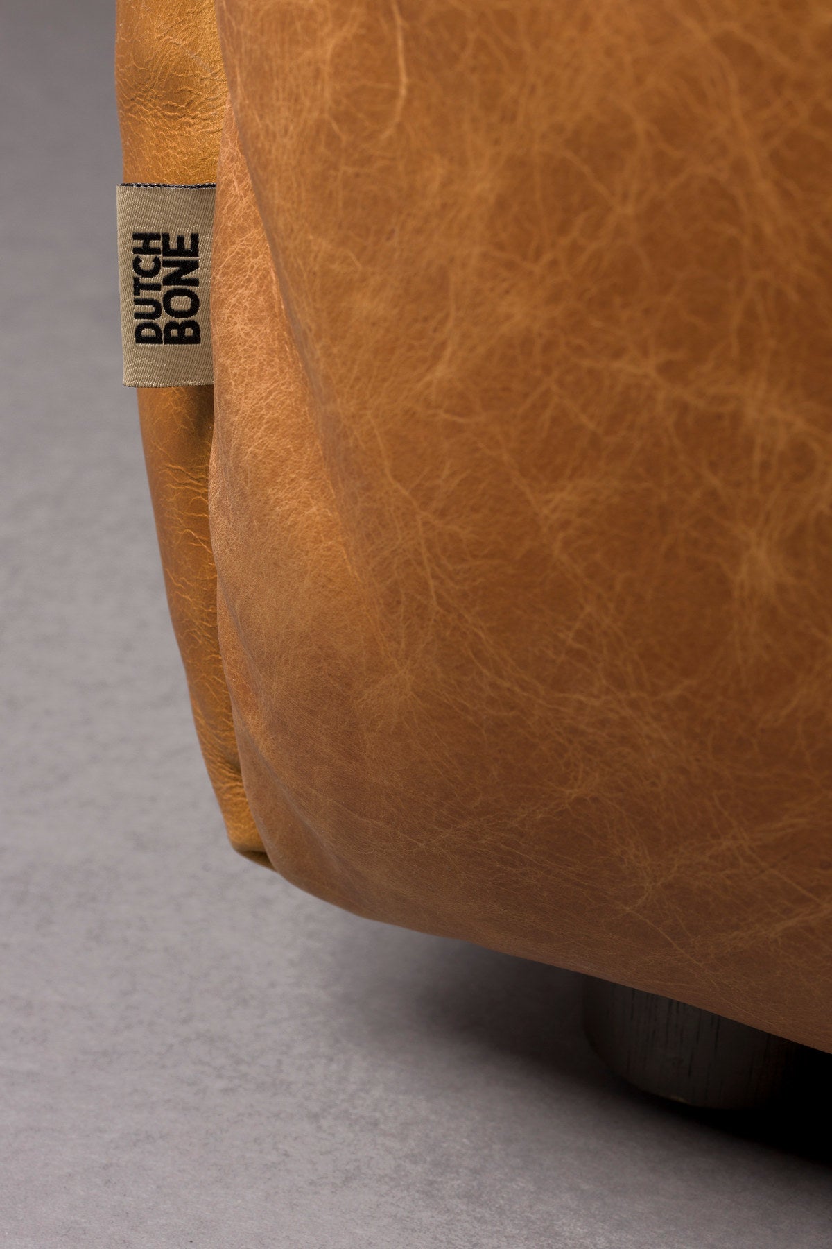 Sofa Hackman 3-Sitzer in Cognac präsentiert im Onlineshop von KAQTU Design AG. 3er Sofa ist von Dutchbone