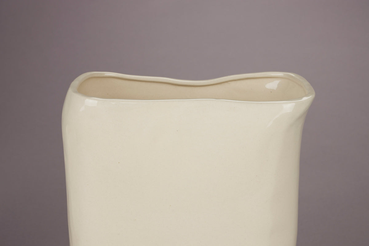 Vase Edna M in Beige präsentiert im Onlineshop von KAQTU Design AG. Vase ist von Dutchbone