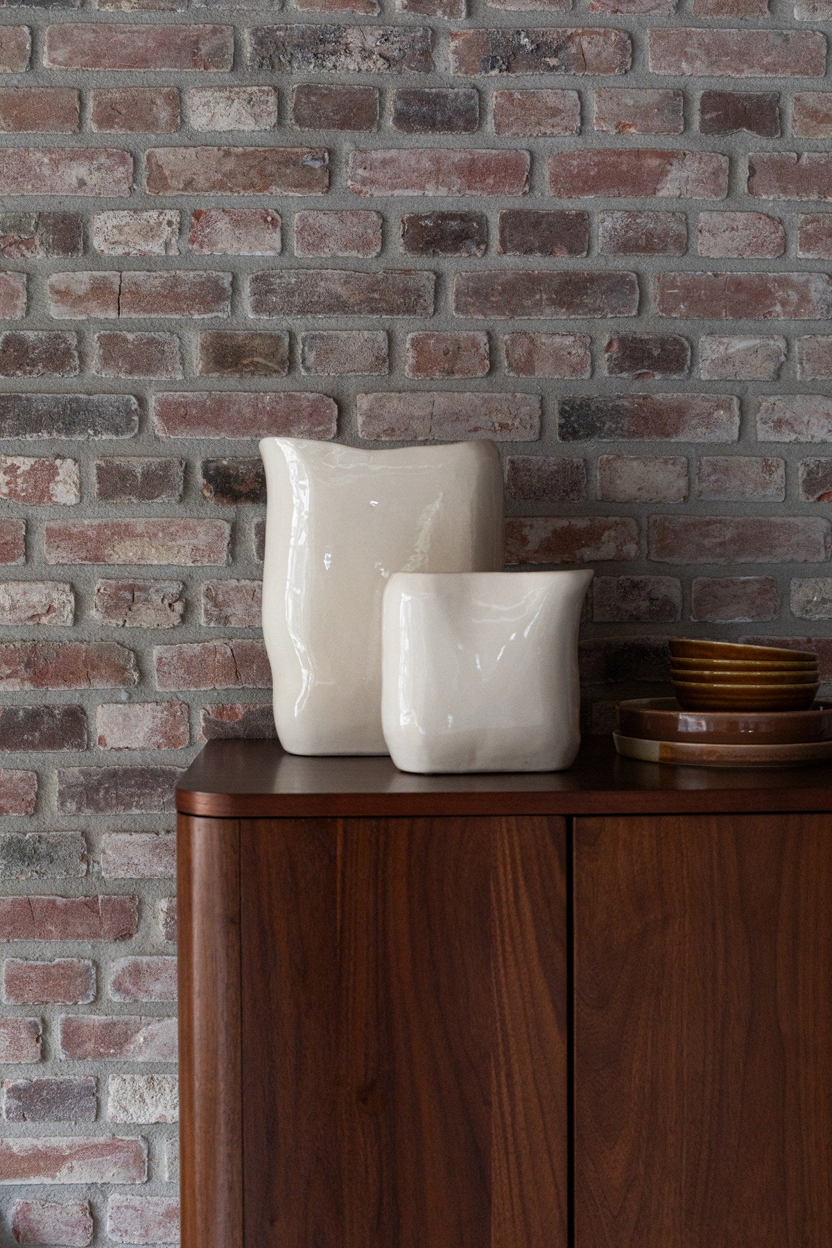 Vase Edna M in Beige präsentiert im Onlineshop von KAQTU Design AG. Vase ist von Dutchbone