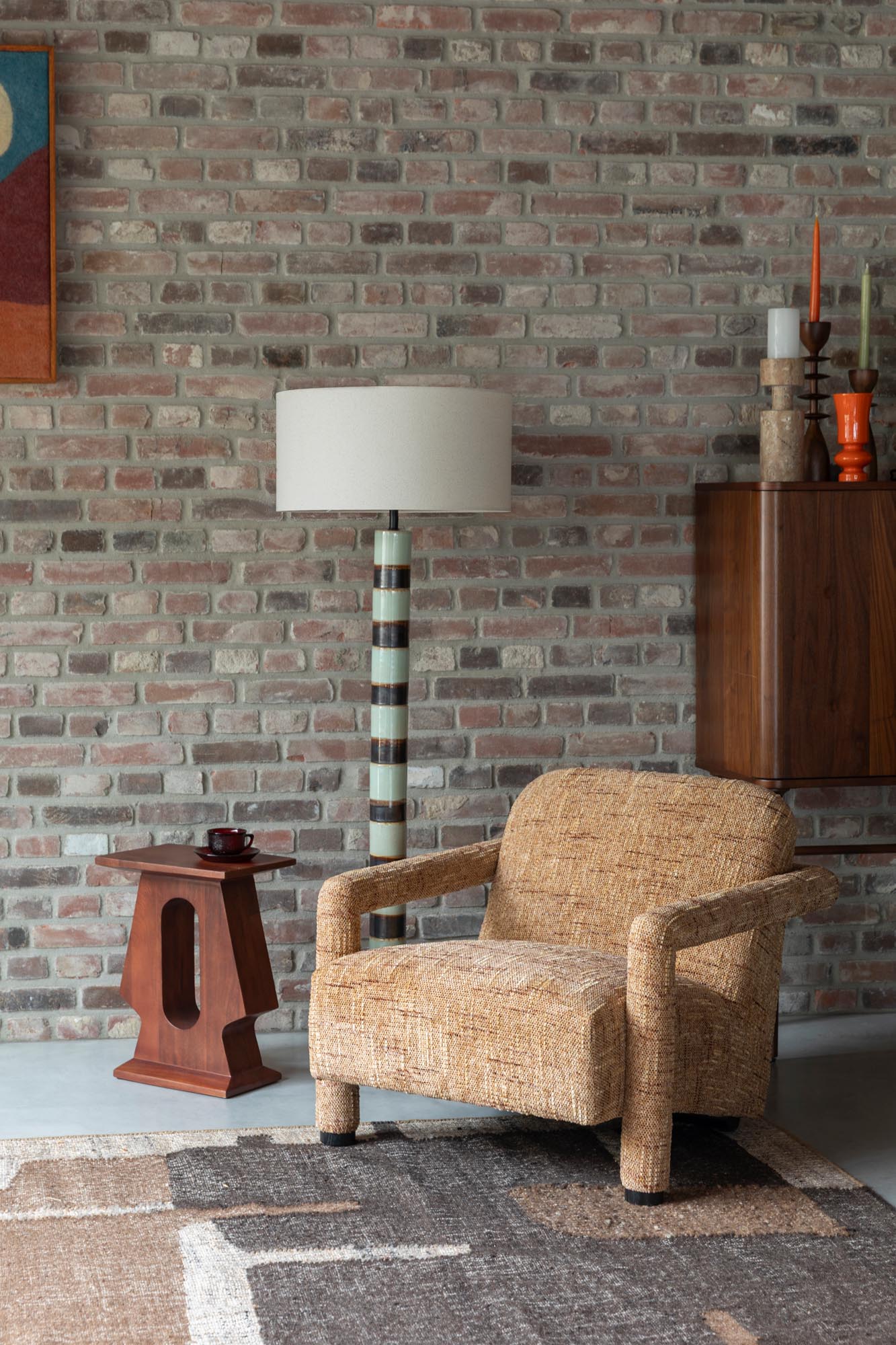 Der Sessel Kent Ochre von Dutchbone vereint stilvollen Komfort mit einem warmen, einladenden Design, ideal für jede Wohnatmosphäre.