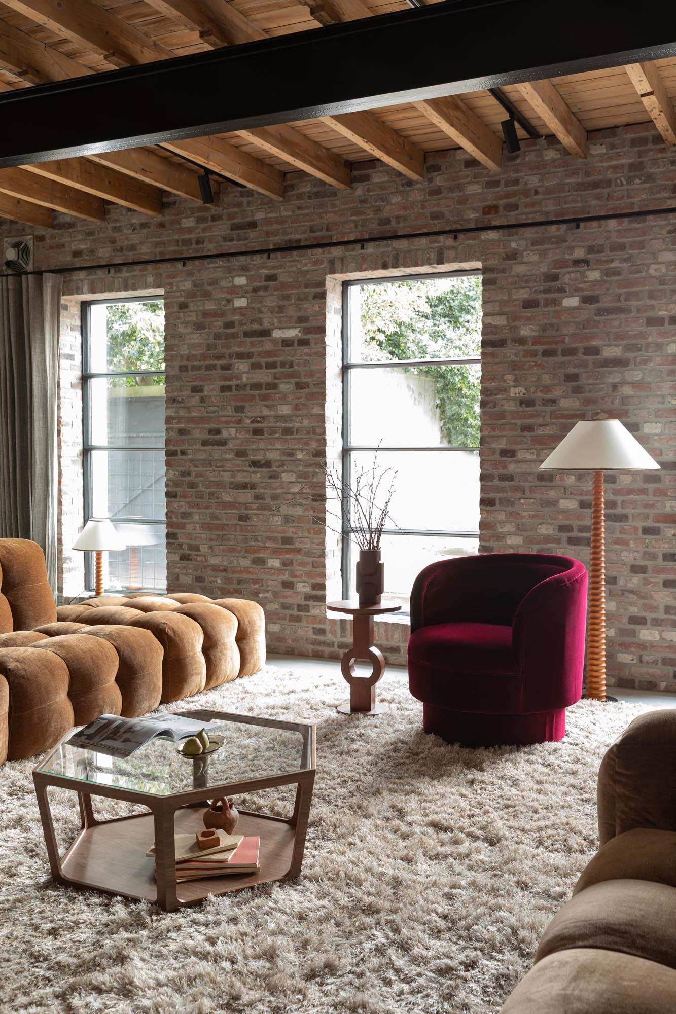 Entdecken Sie den Teppich Hairy 200x290 von Dutchbone – ein stilvoller, hochfloriger Teppich, der Gemütlichkeit und Eleganz in jeden Raum bringt.