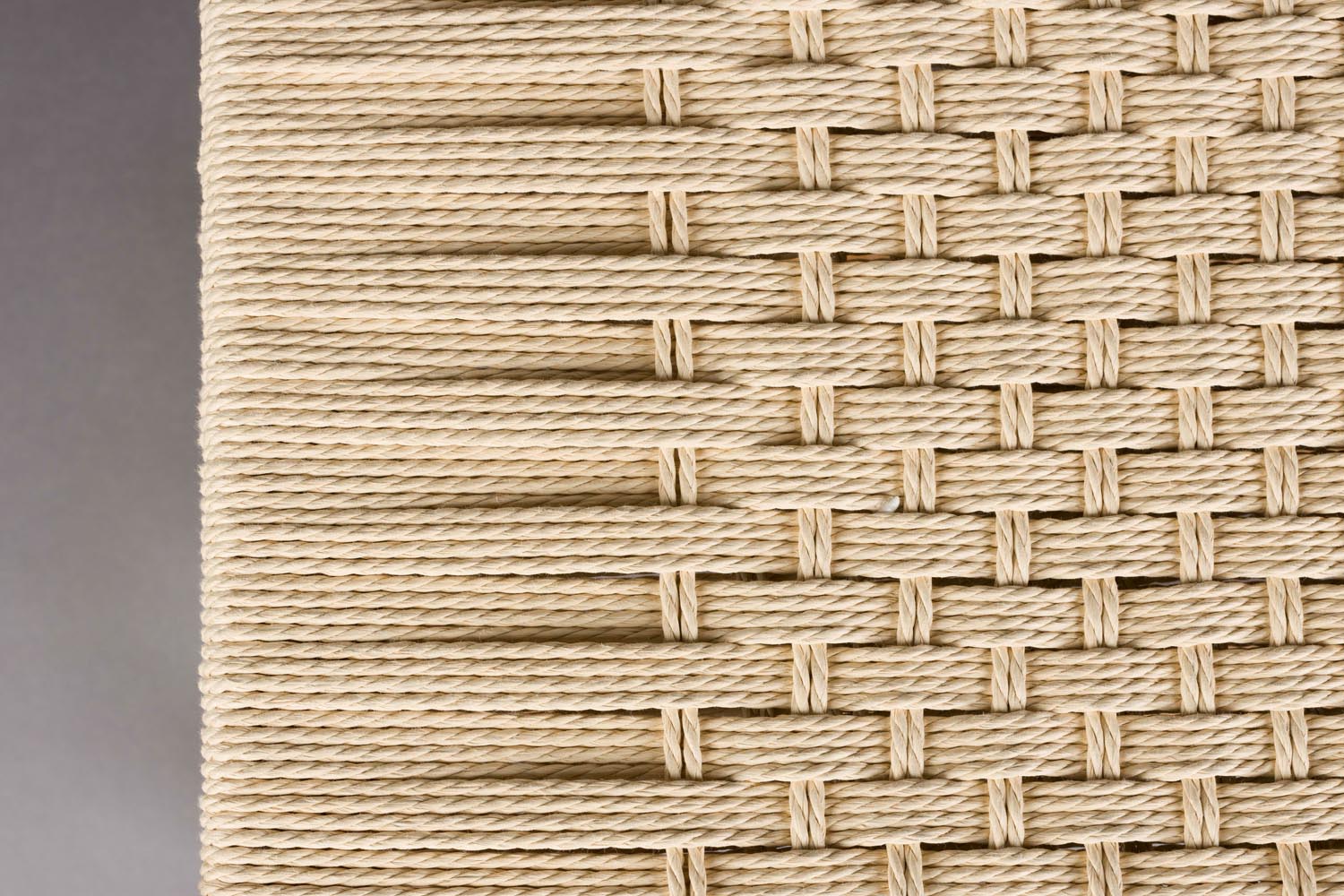 Erleben Sie den Hocker Kintaro von Dutchbone – ein elegantes, multifunktionales Möbelstück, das jedem Raum einen modernen Akzent verleiht.