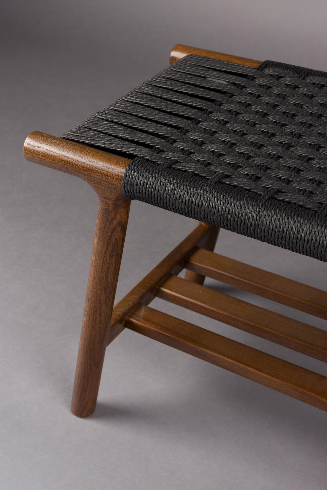 Erleben Sie den Hocker Kintaro von Dutchbone – ein elegantes, multifunktionales Möbelstück, das jedem Raum einen modernen Akzent verleiht.