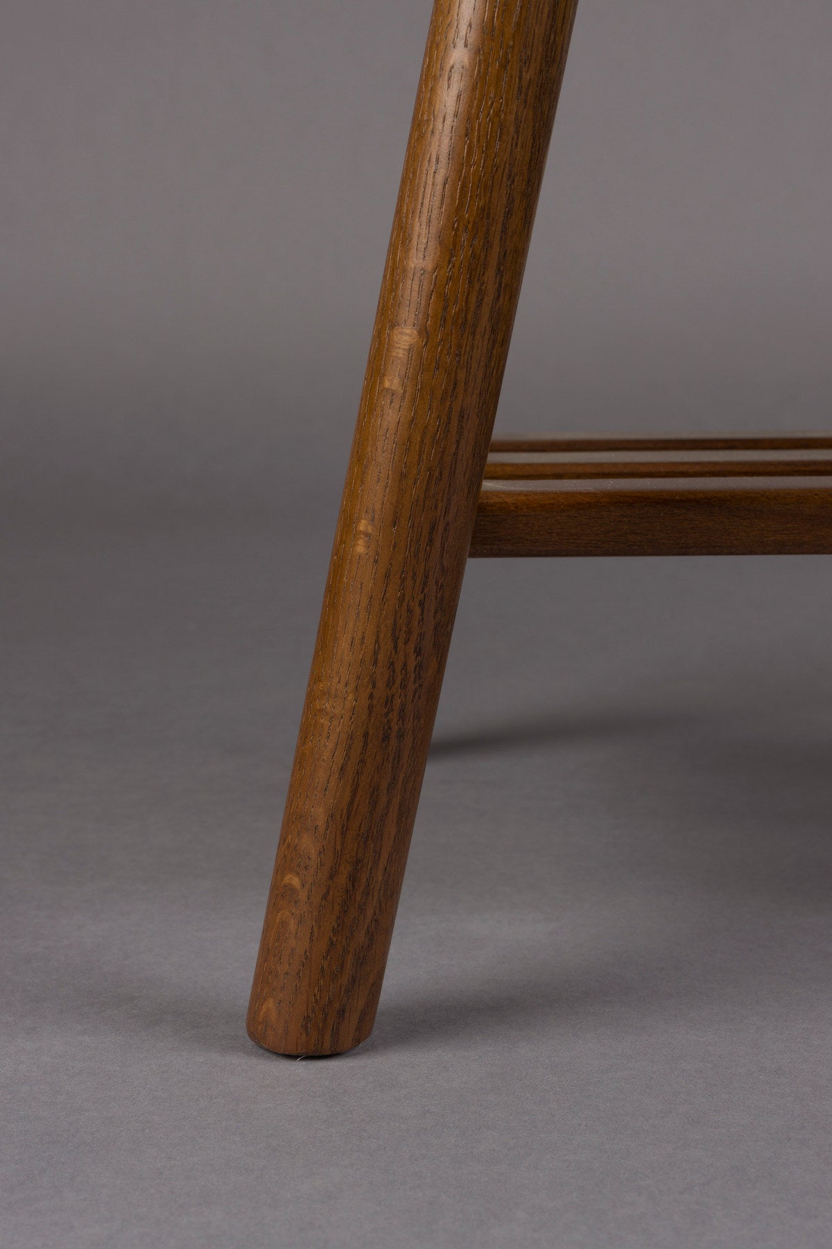 Hocker Kintaro in Walnuss präsentiert im Onlineshop von KAQTU Design AG. Hocker ist von Dutchbone