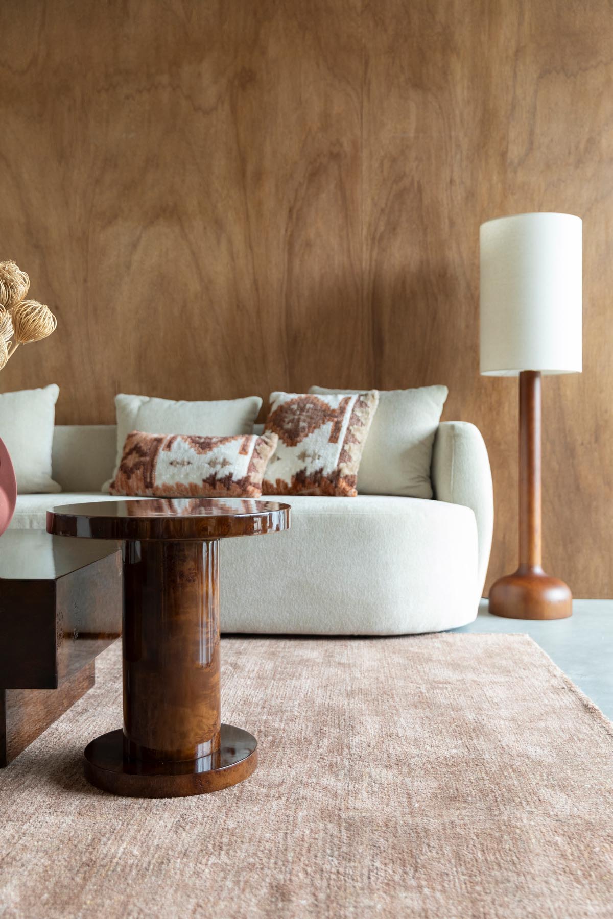 Eleganter Beistelltisch Quinn von Dutchbone, ideal für stilvolle Akzente in jedem Raum. Modernes Design trifft auf Funktionalität.