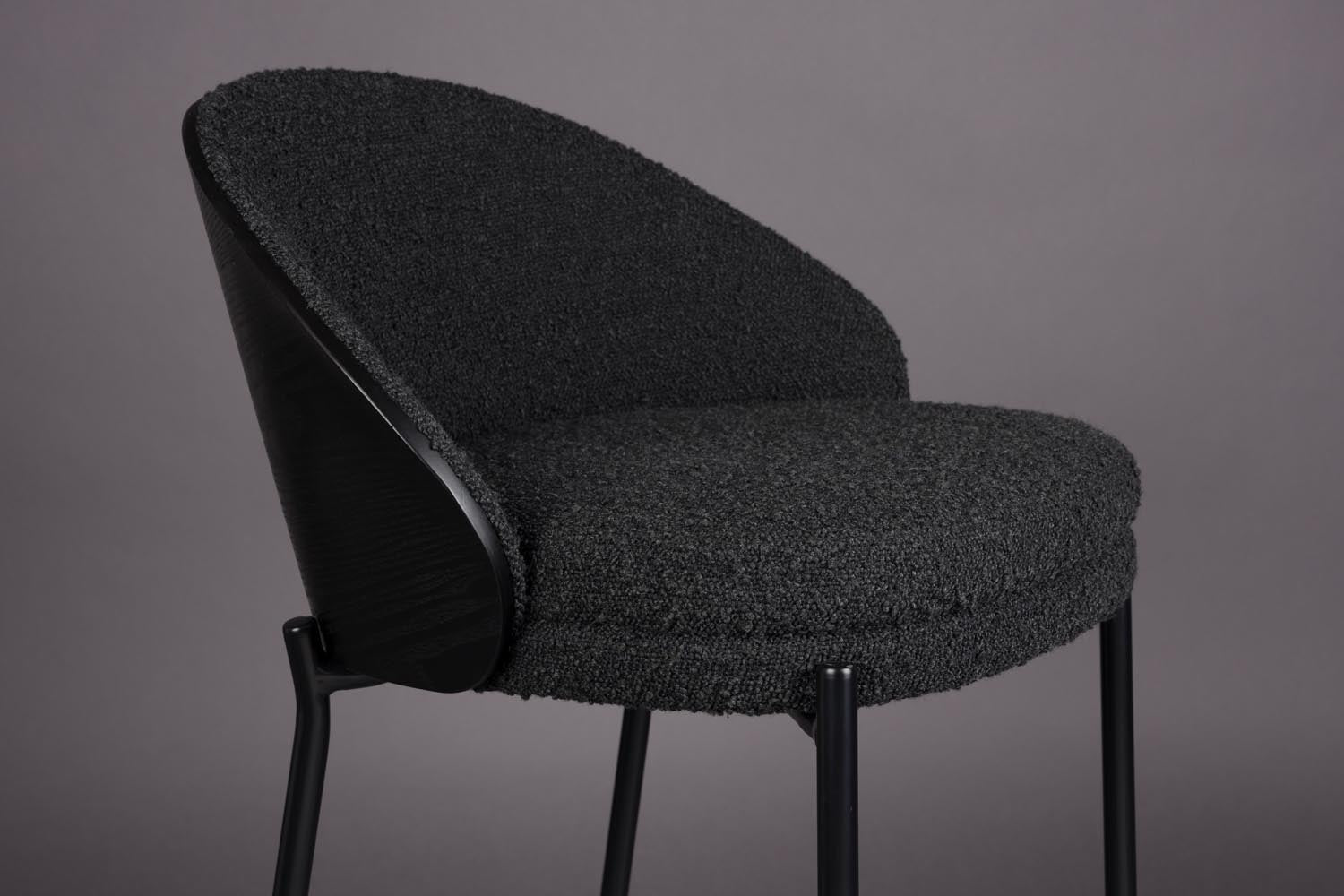 Erleben Sie den Barstuhl Rodin Bouclé Black von Dutchbone – eine harmonische Verbindung aus luxuriösem Design und optimalem Sitzkomfort für jeden Raum.