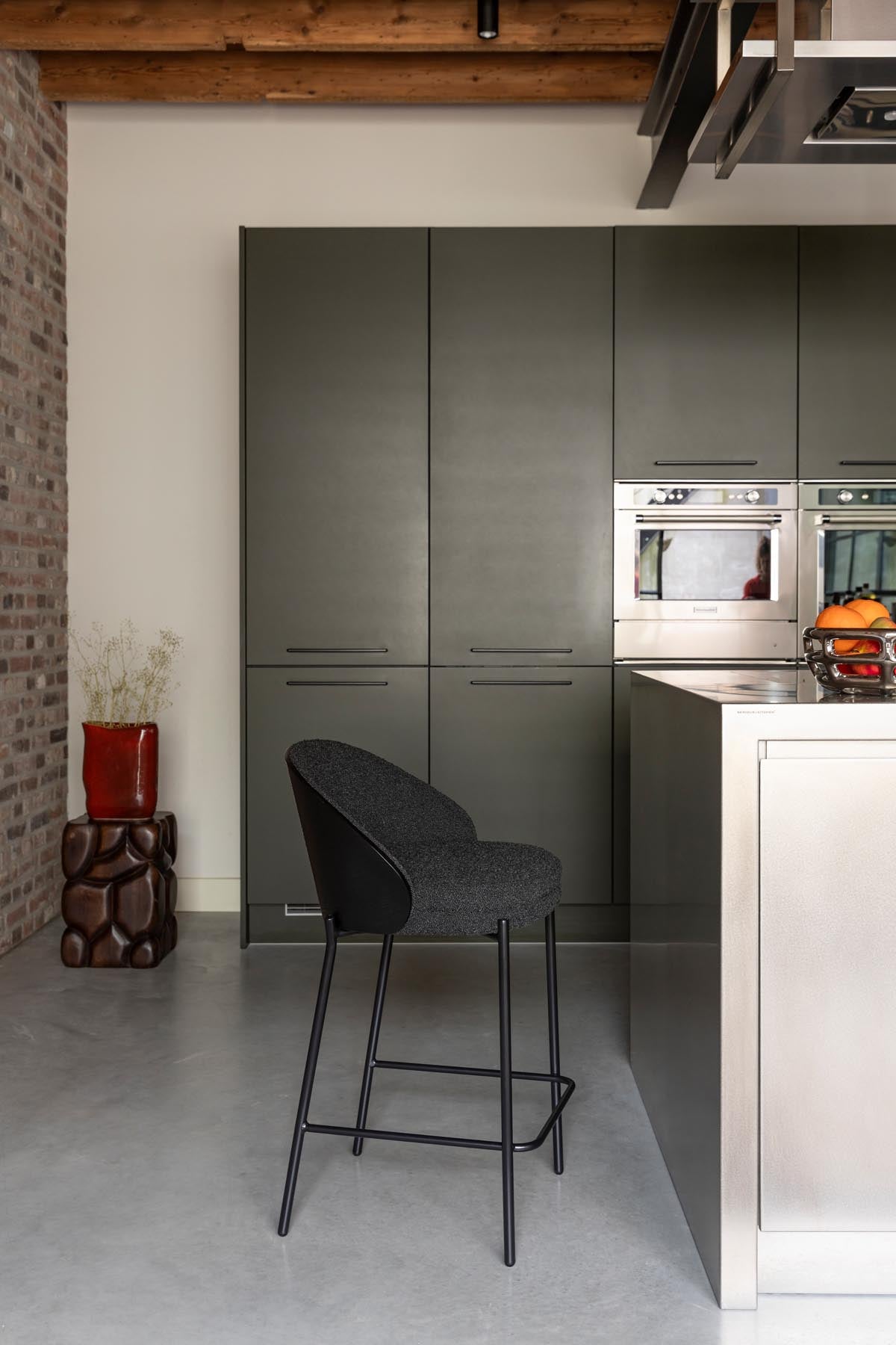 Barstuhl Rodin Bouclé Black in Schwarz präsentiert im Onlineshop von KAQTU Design AG. Barstuhl ist von Dutchbone
